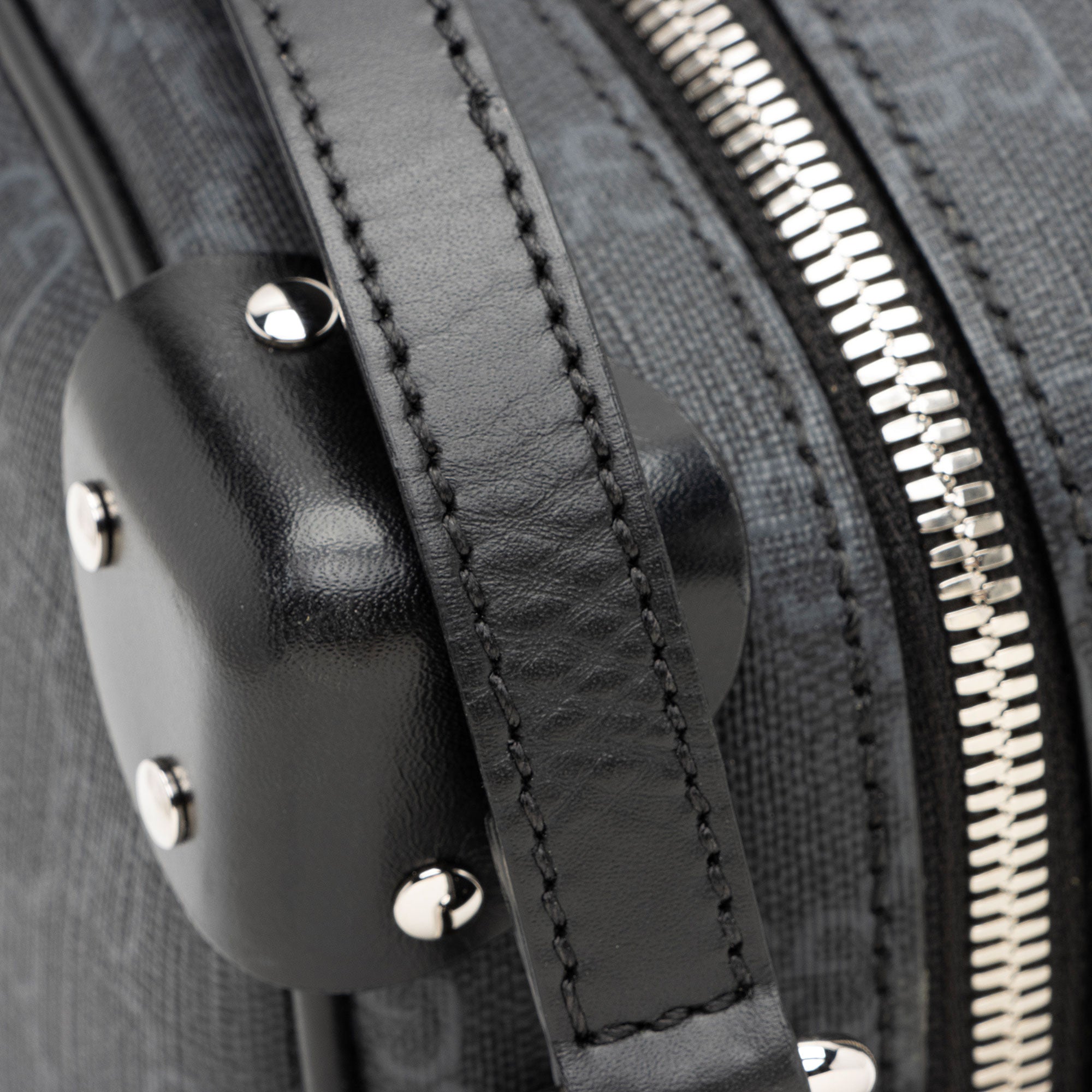 Gucci GG Supreme Square Shoulder Bag (SHF-ITmRpz)