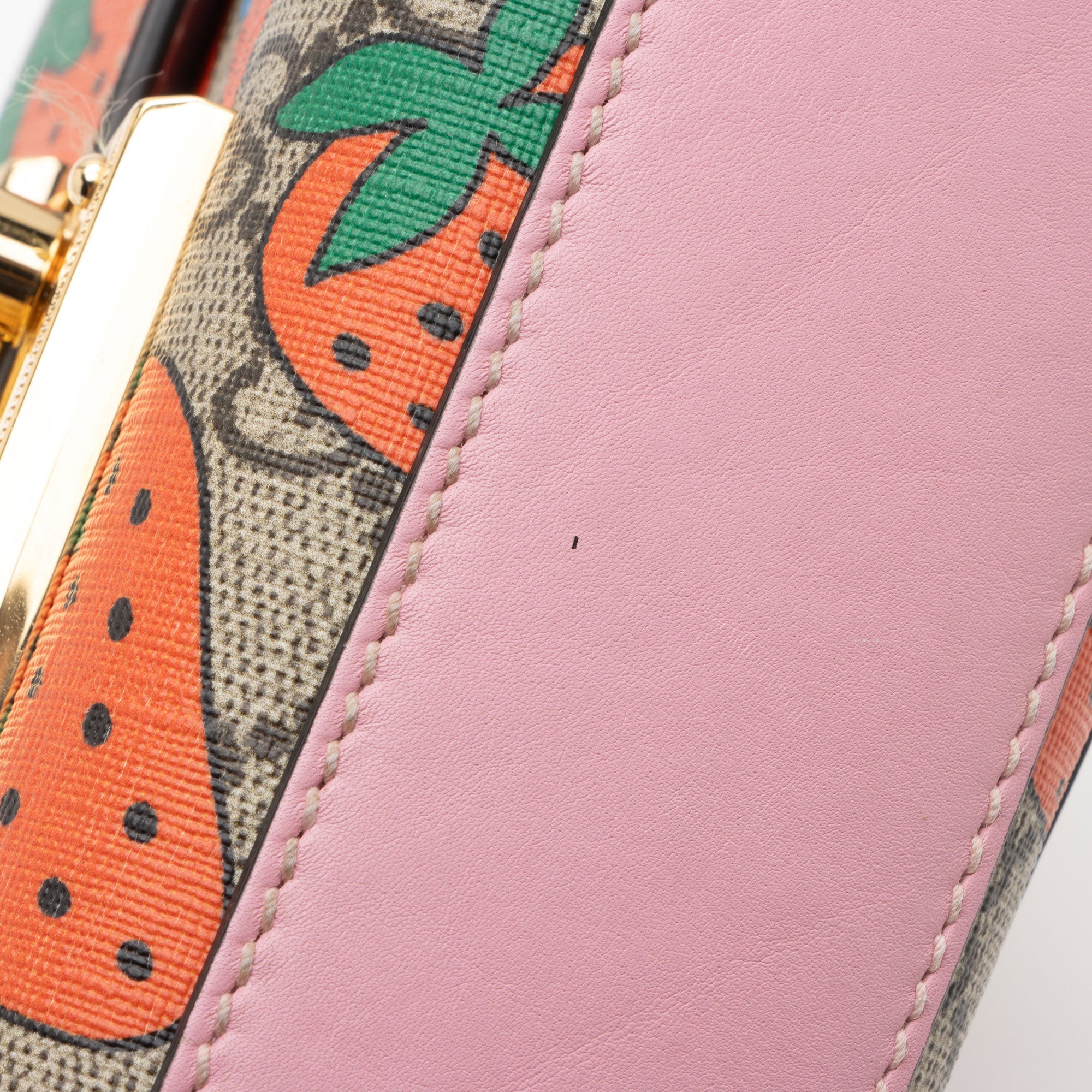Gucci GG Supreme Strawberry Padlock Small Shoulder Bag (SHF-KHb3br)
