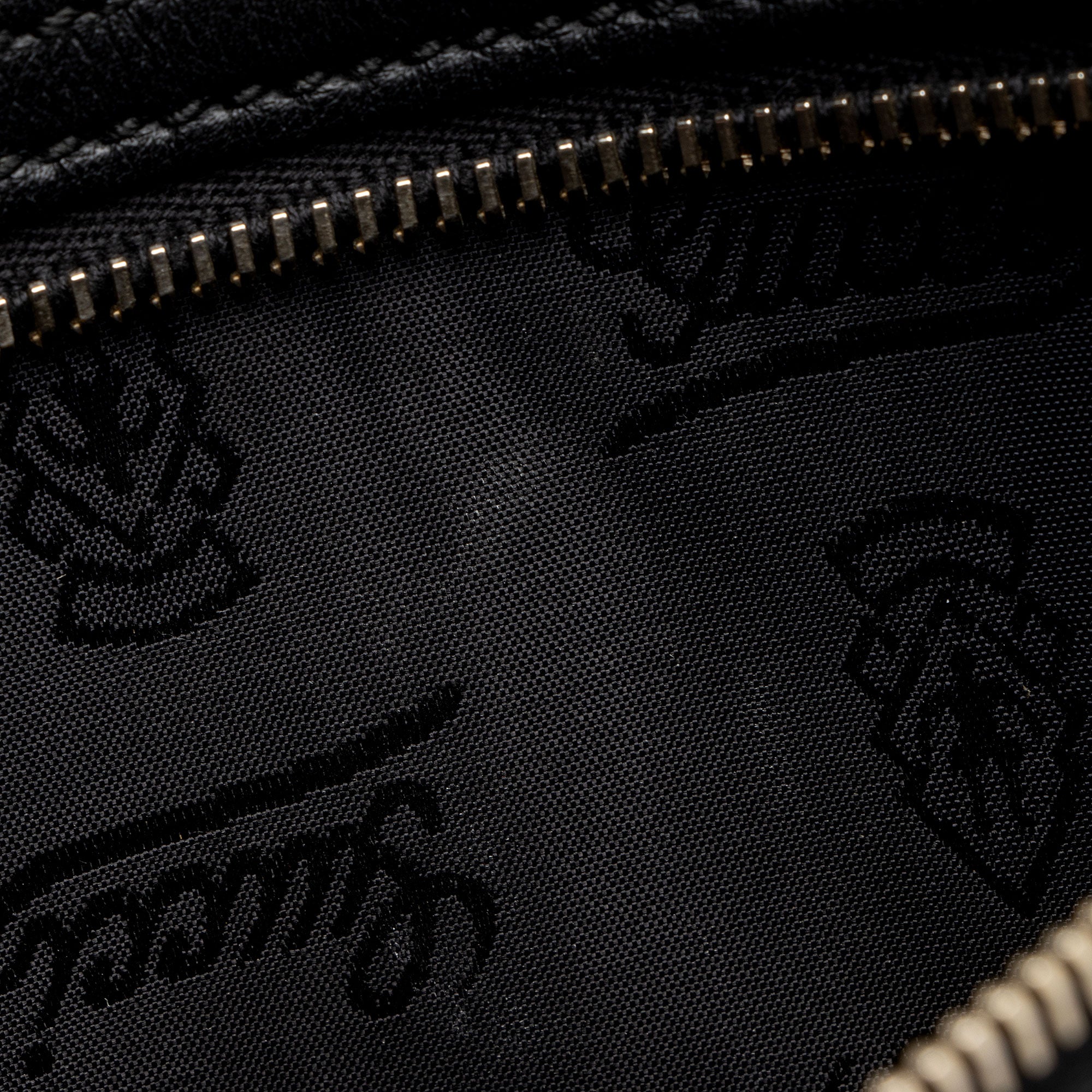 Gucci Guccissima Leather Messenger (SHF-poP2VB)