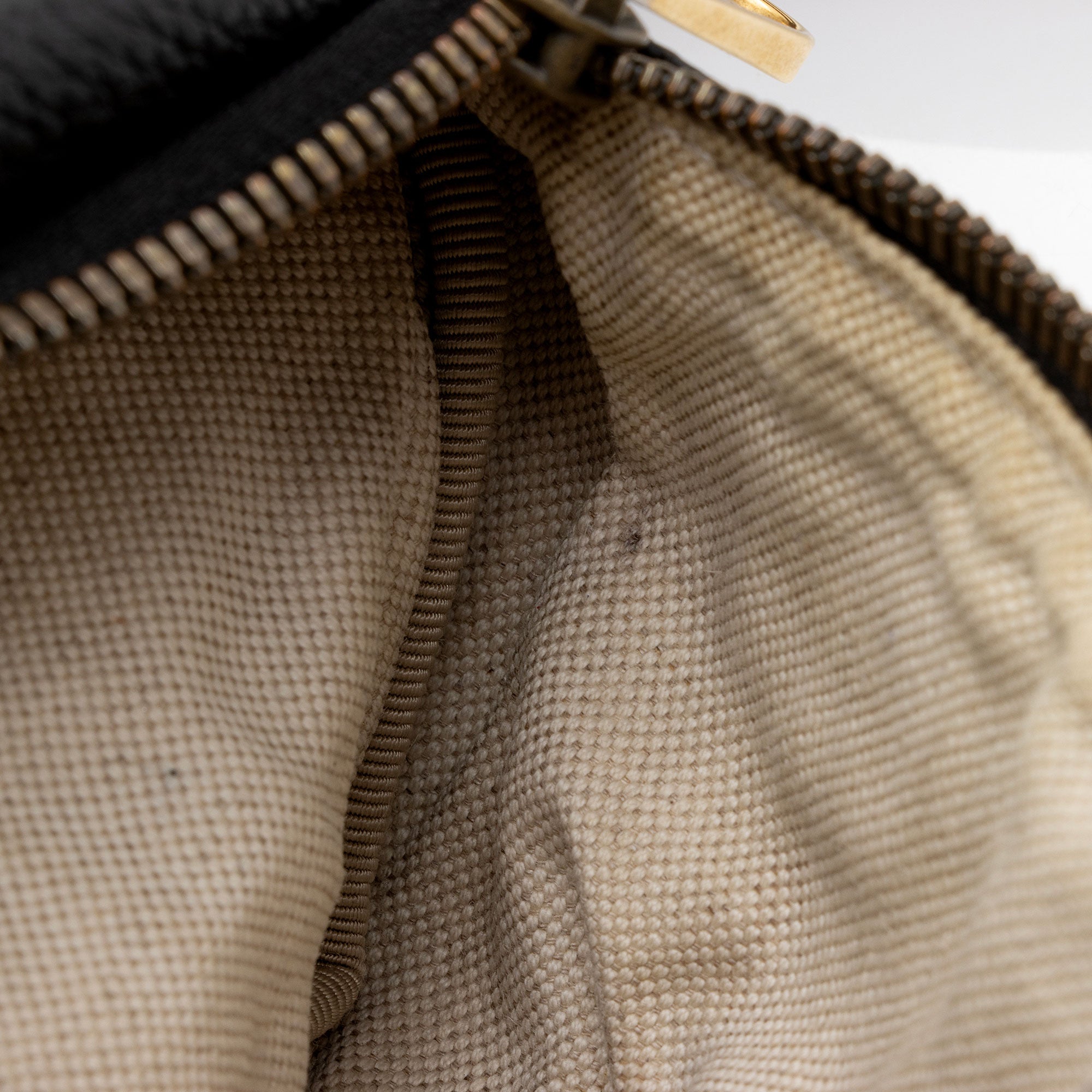 Gucci Leather Logo Belt Bag (SHF-NyrC5V)