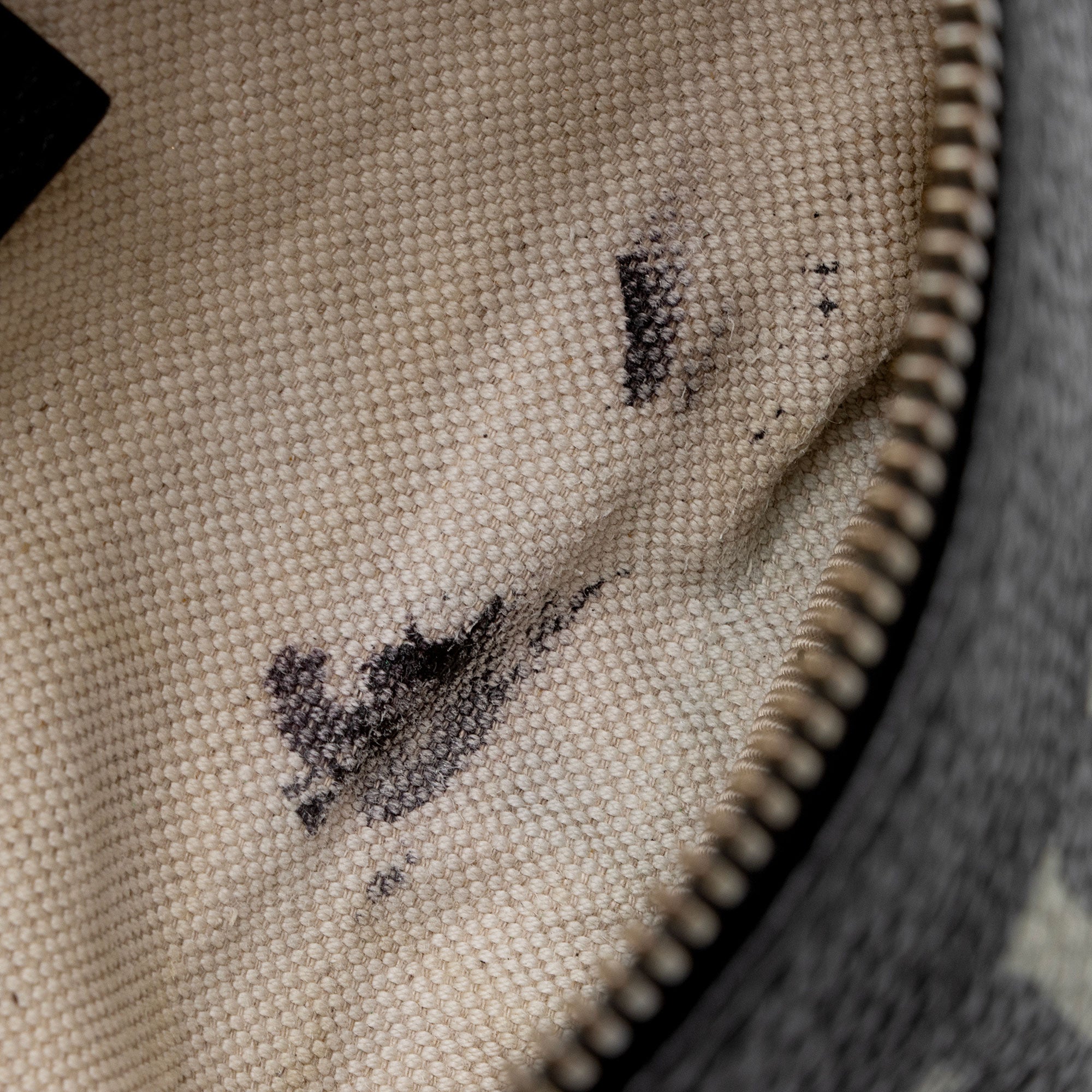 Gucci Leather Logo Belt Bag (SHF-NyrC5V)