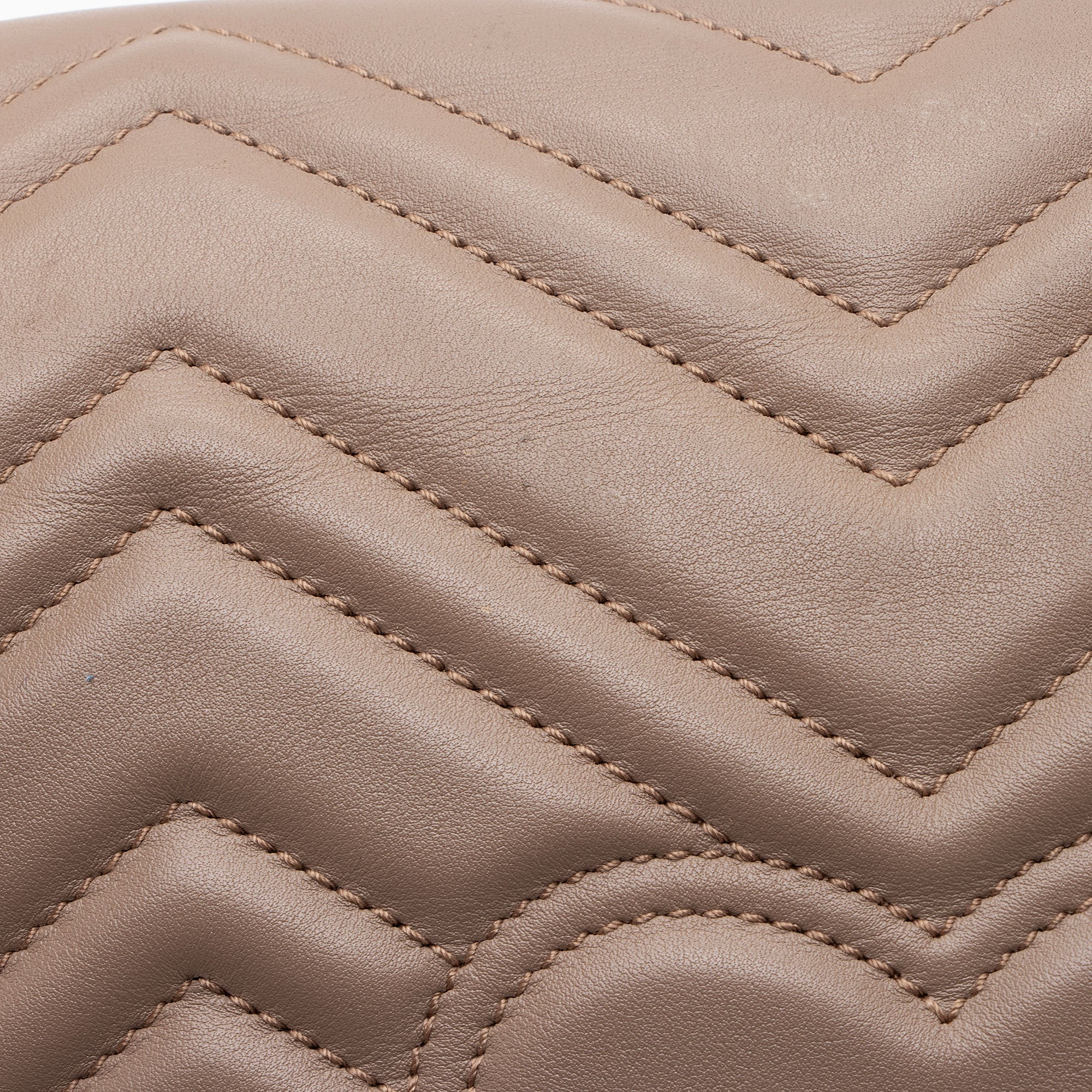 Gucci Matelasse Leather GG Marmont Medium Flap Shoulder Bag (SHF-EZthFS)
