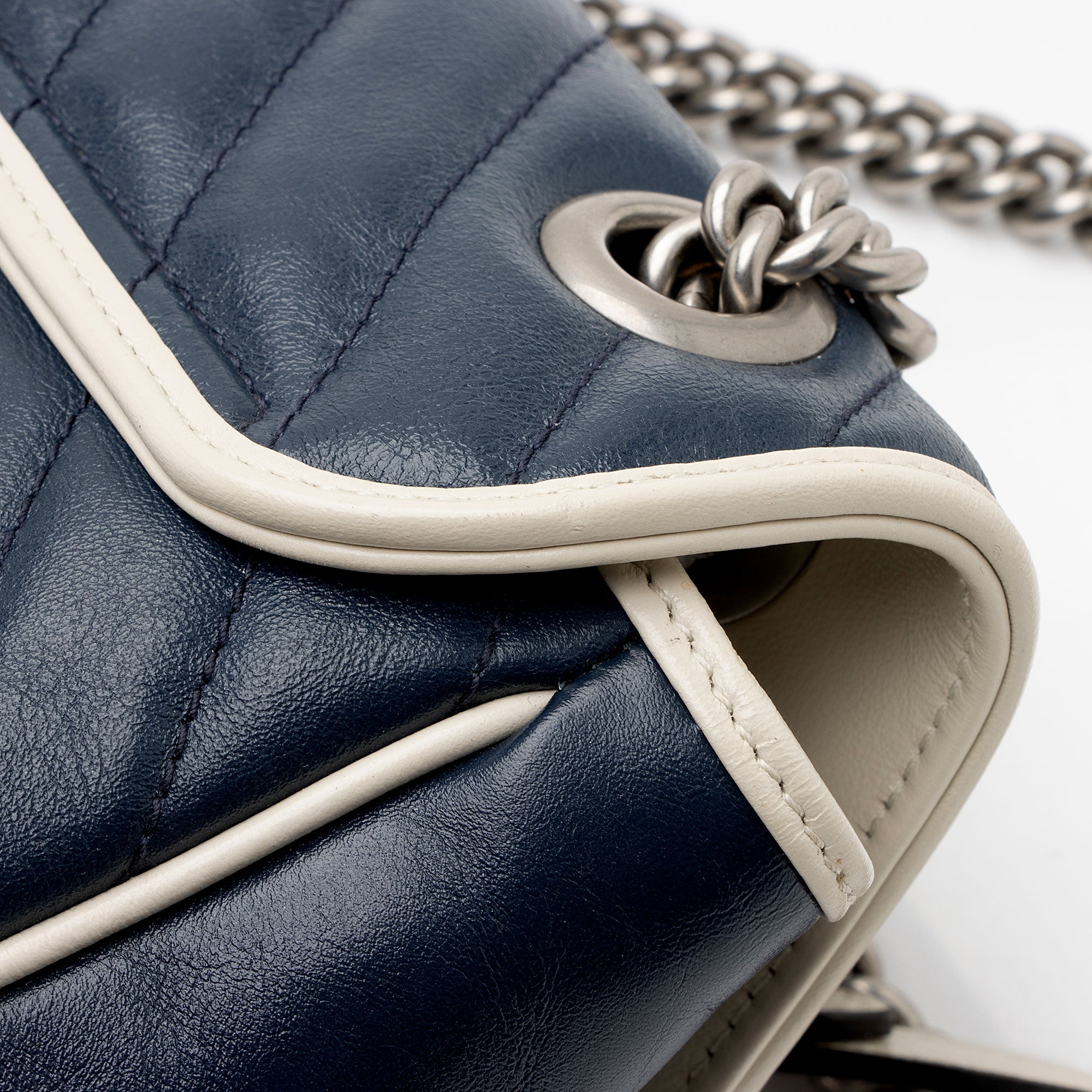 Gucci Matelasse Leather Torchon GG Marmont Small Flap Bag (SHF-V987rt)