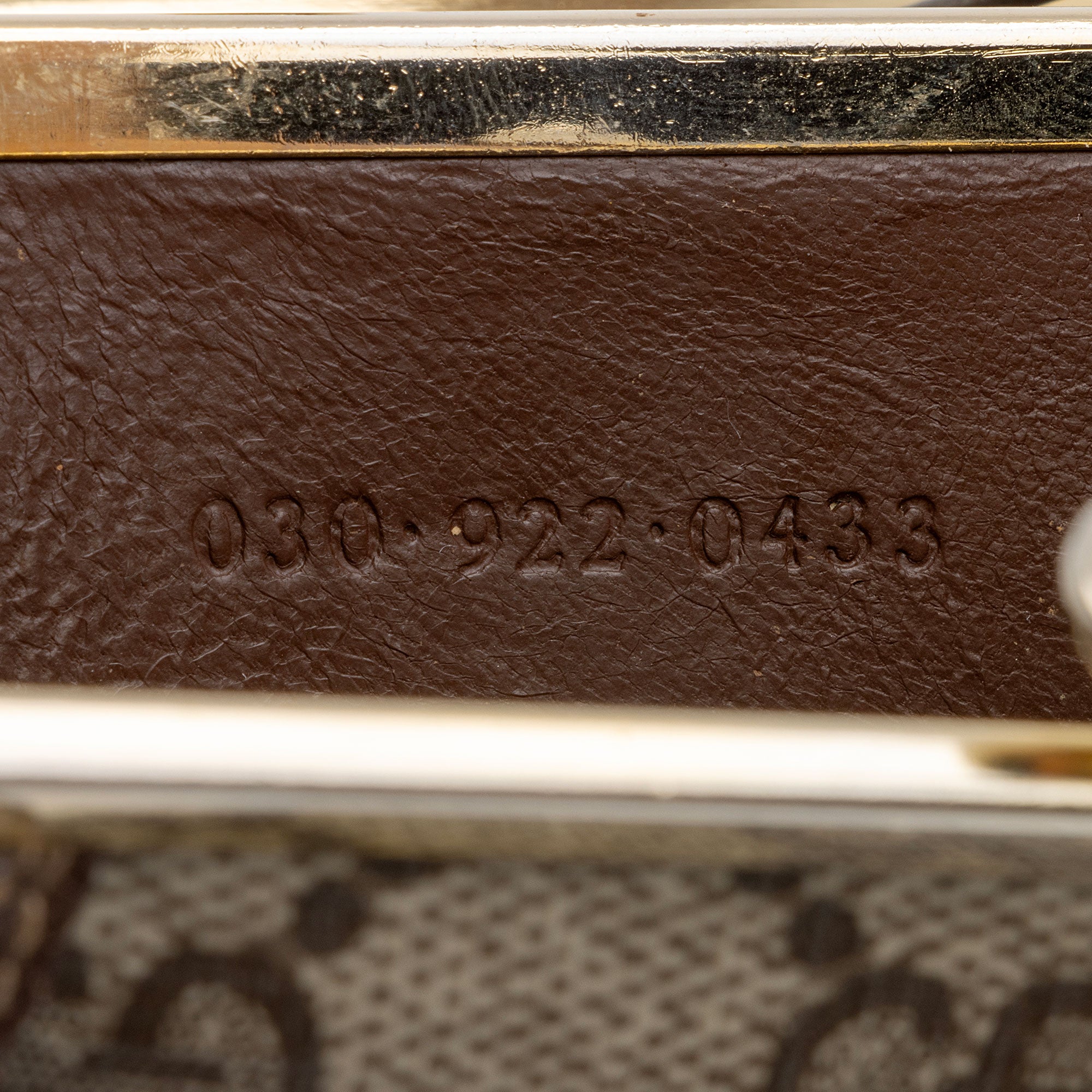 Gucci Vintage GG Supreme Kiss Lock Coin Pouch (SHF-xxZ0al)