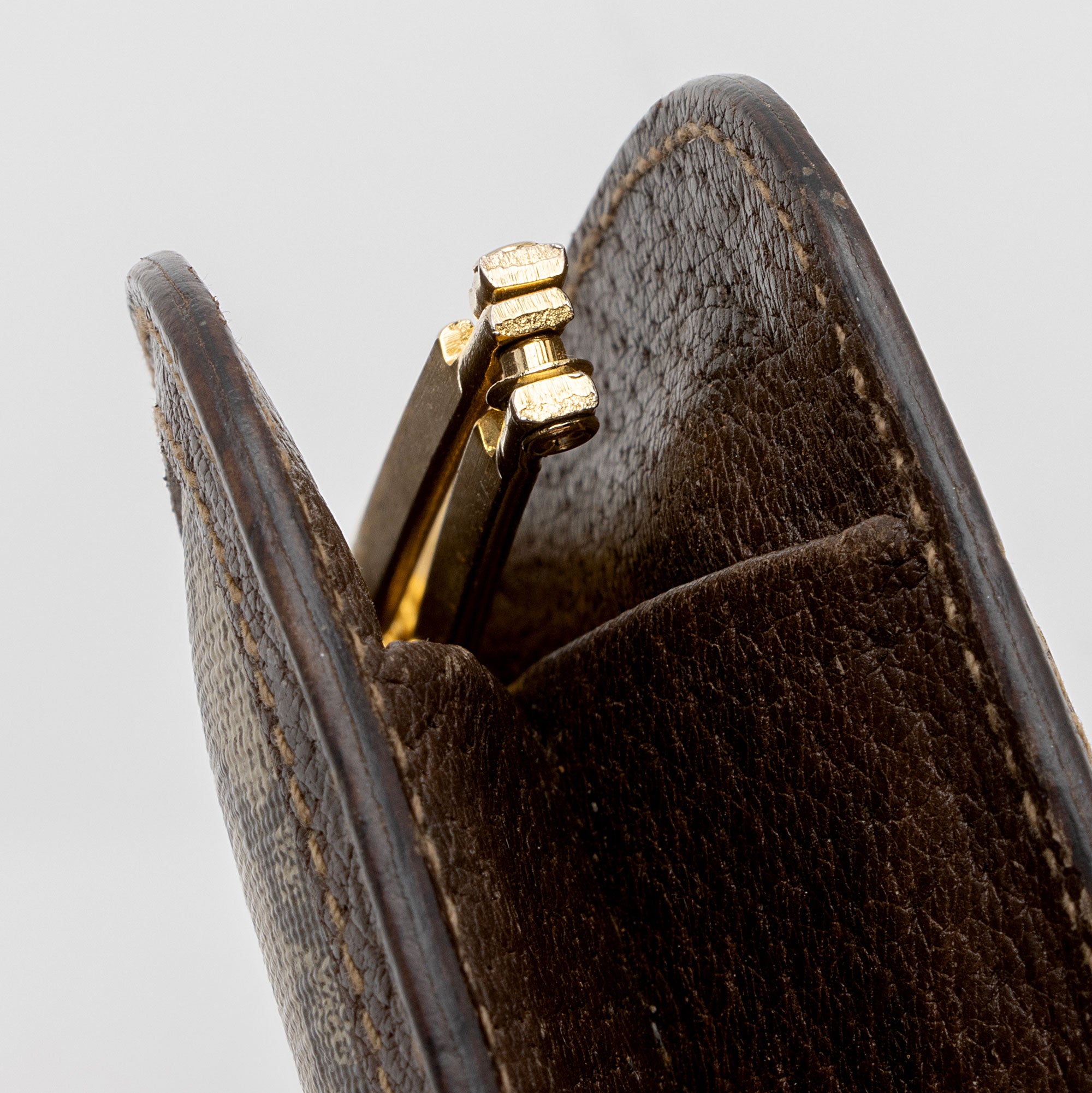 Gucci Vintage GG Supreme Kiss Lock Coin Pouch (SHF-xxZ0al)