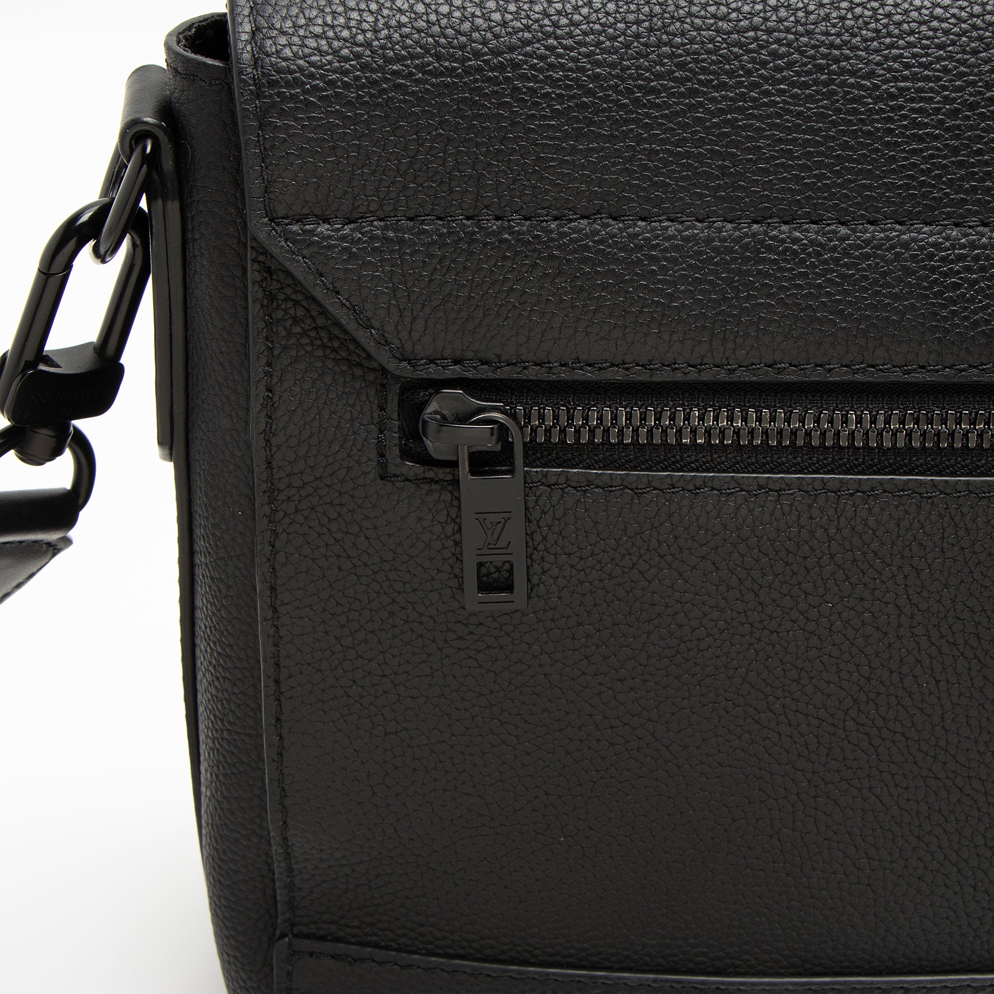 Louis Vuitton Calfskin Aerogram Takeoff Messenger