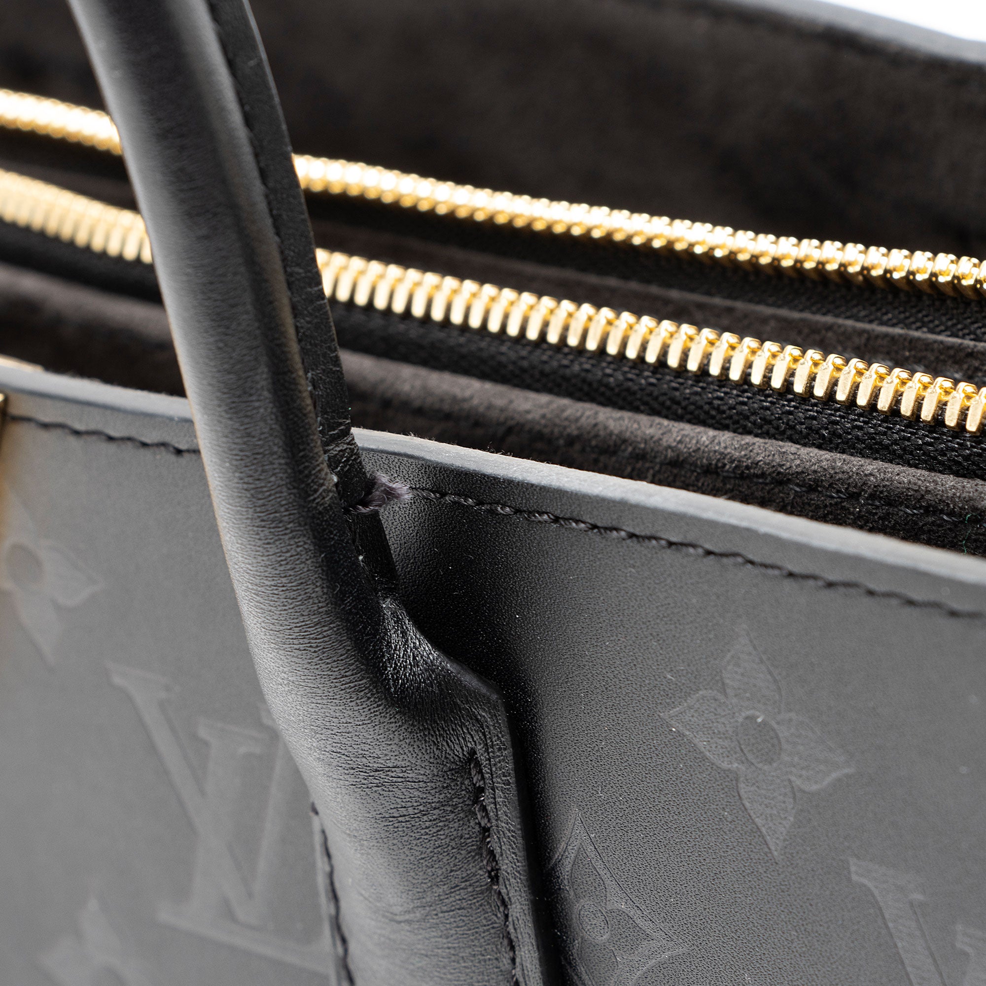 Louis Vuitton Cuir Plume Very GM Tote (SHF-Qik14X)