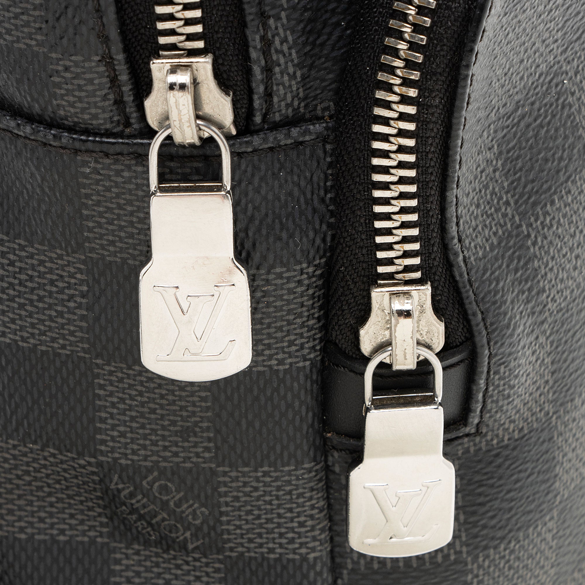 Louis Vuitton Damier Graphite Avenue Sling Bag (SHF-tXtE3t)