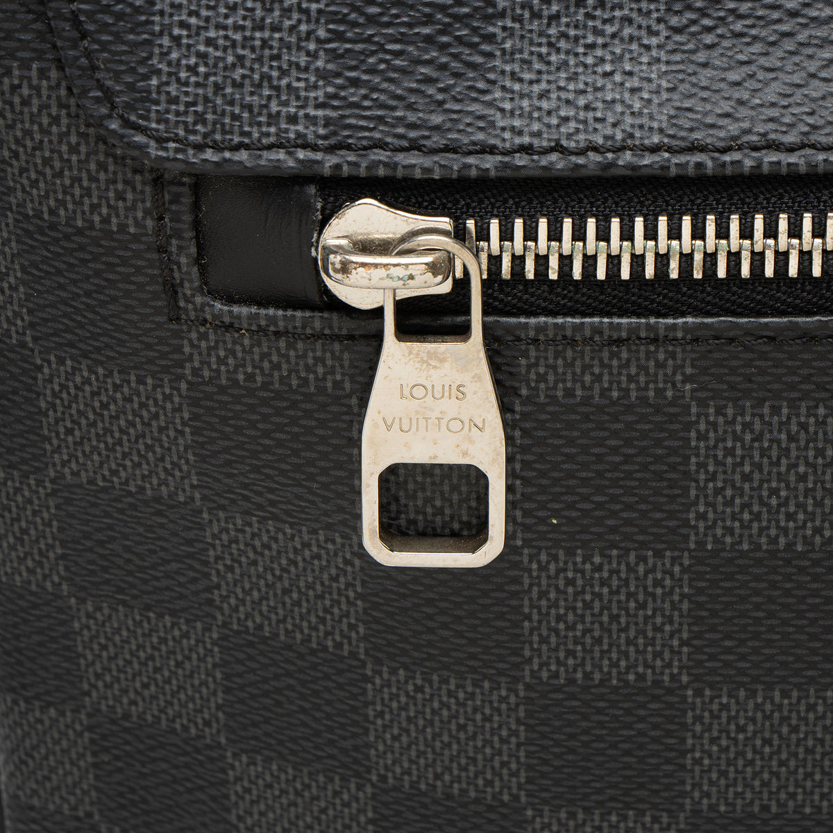 Louis Vuitton Damier Graphite District MM Messenger