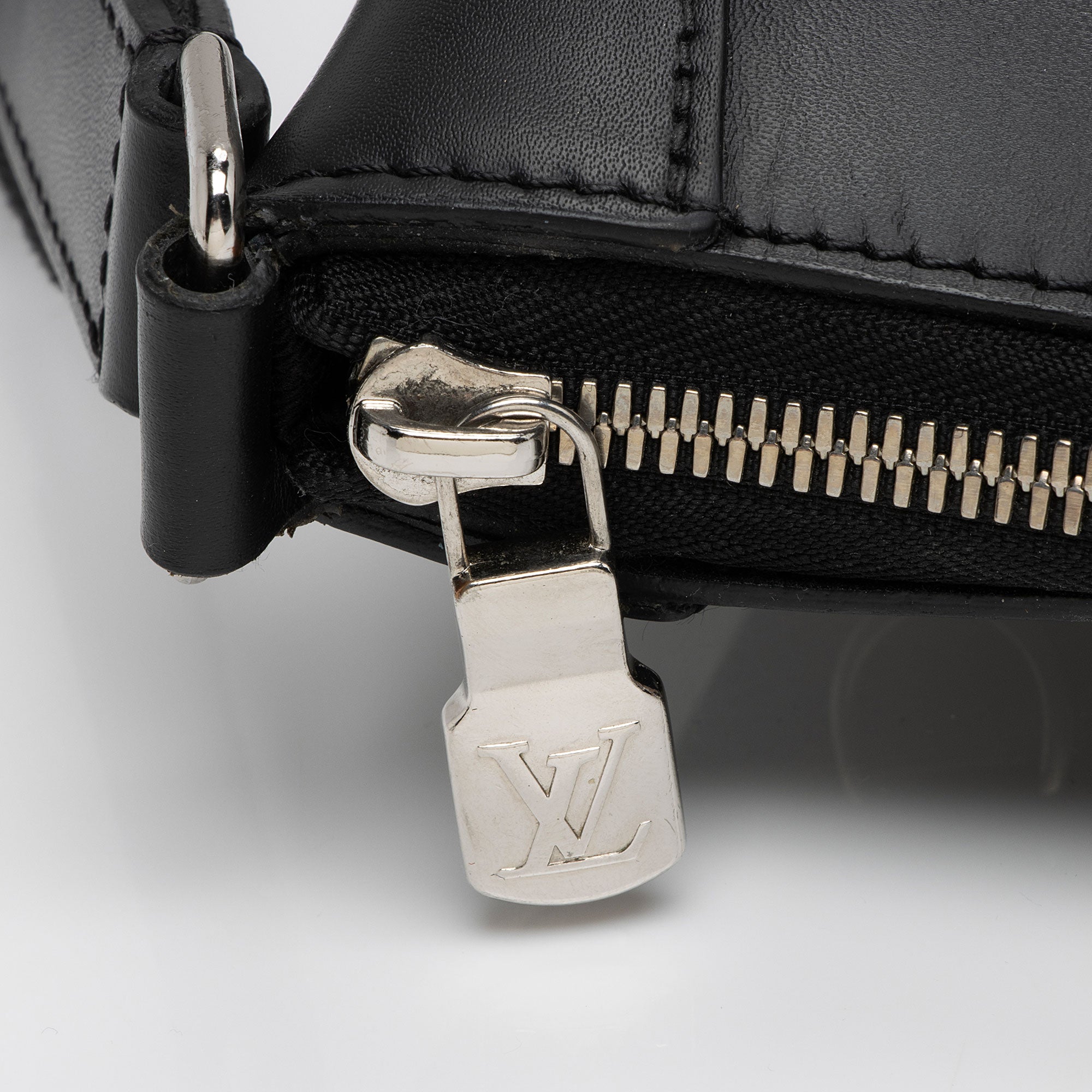 Louis Vuitton Damier Graphite Mick PM NM Messenger Bag (SHF-bwVdAg)