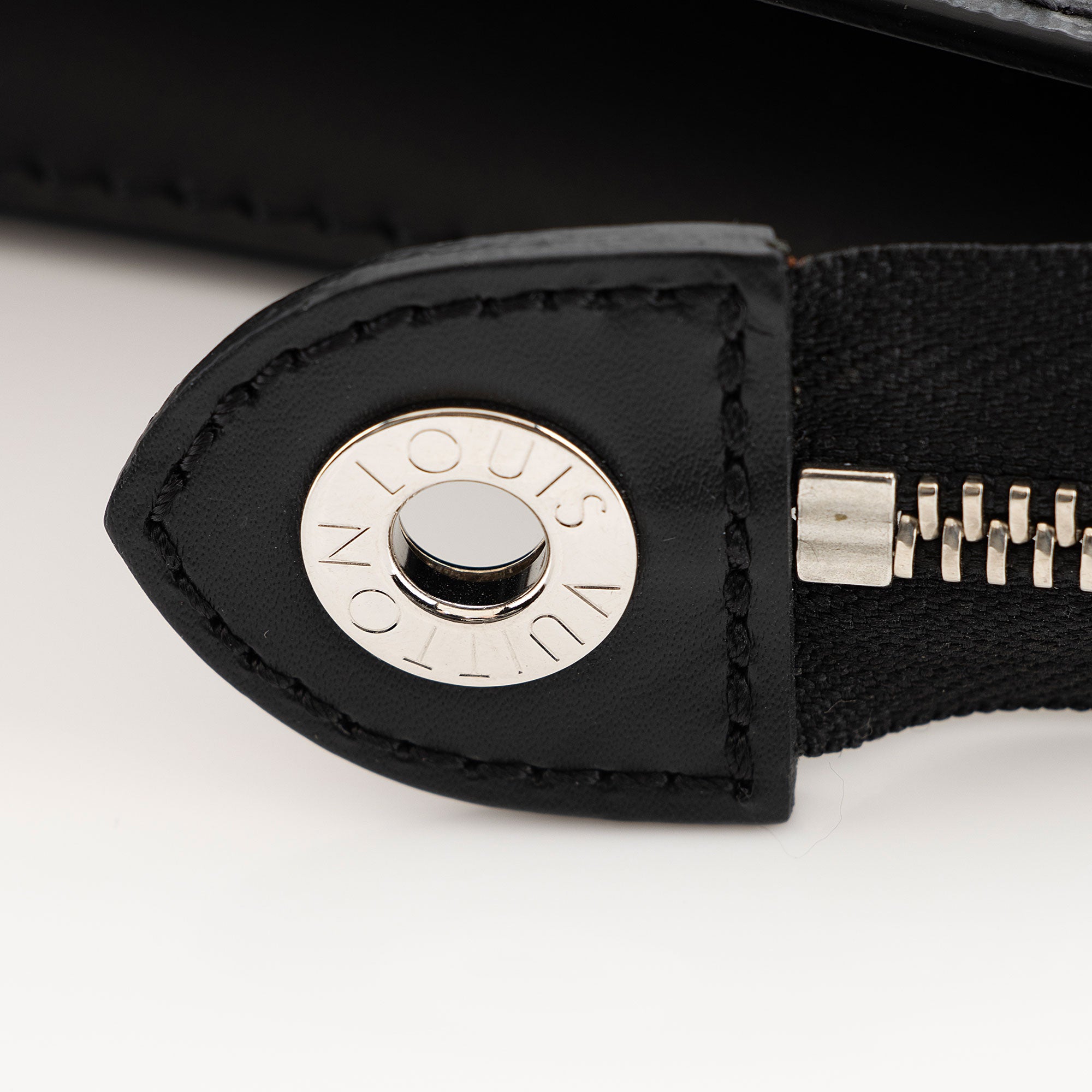 Louis Vuitton Damier Graphite Voyage MM Pochette (SHF-sHbFfl)