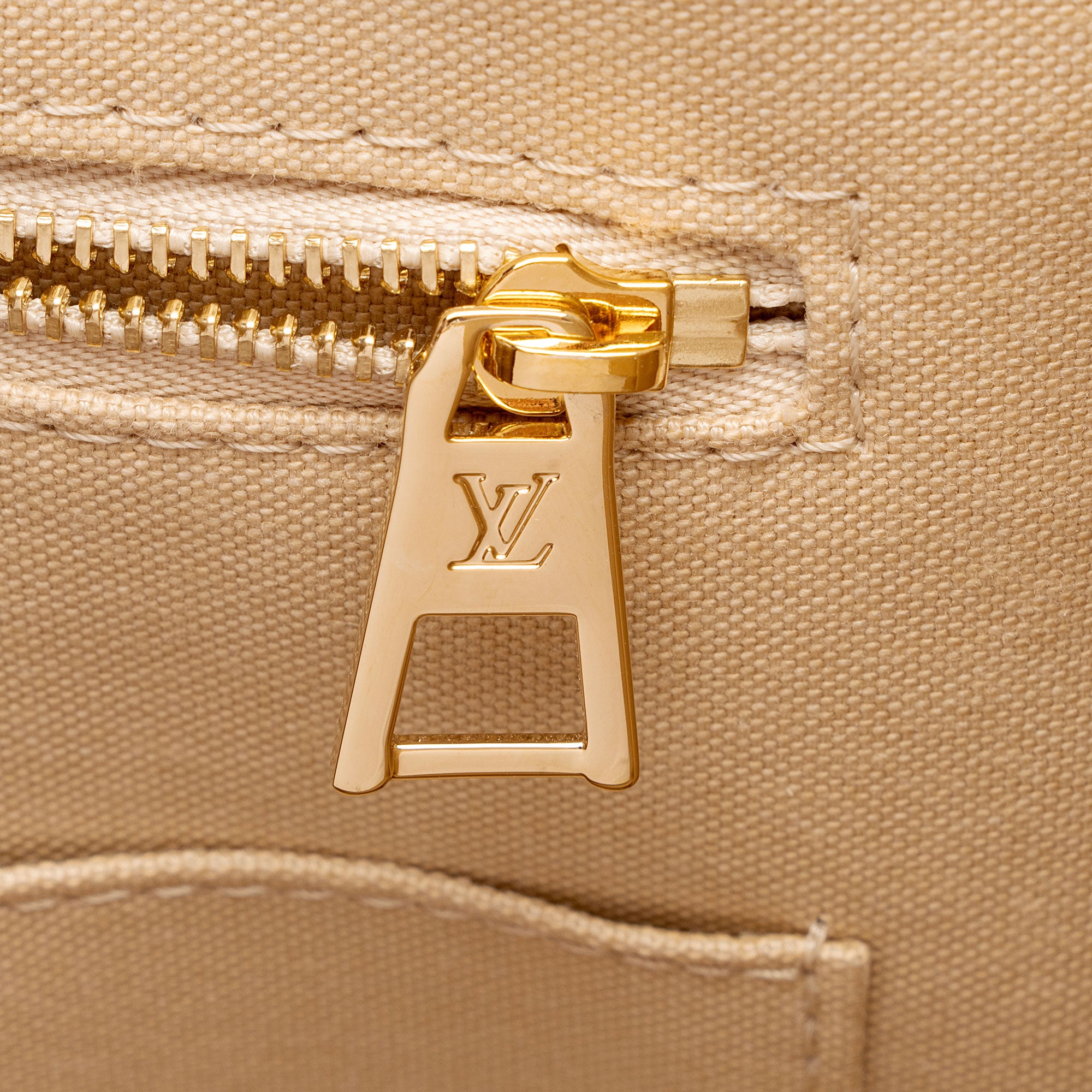 Louis Vuitton Giant Monogram Canvas Onthego GM Tote (SHF-2OCOFy)