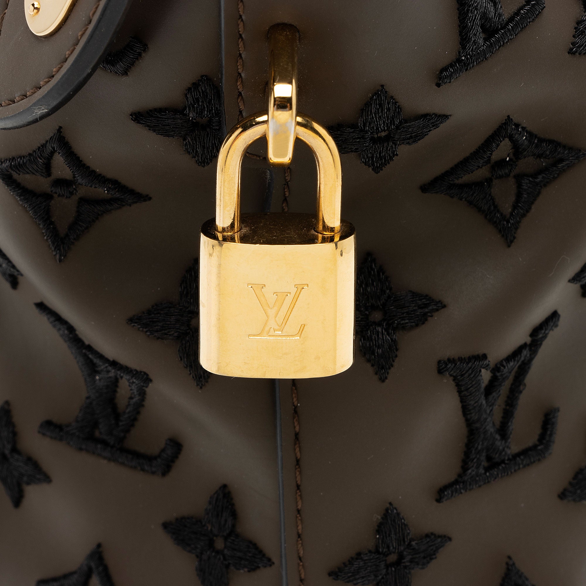 Louis Vuitton Limited Edition Monogram Addiction Lockit MM Bag (SHF-hQ