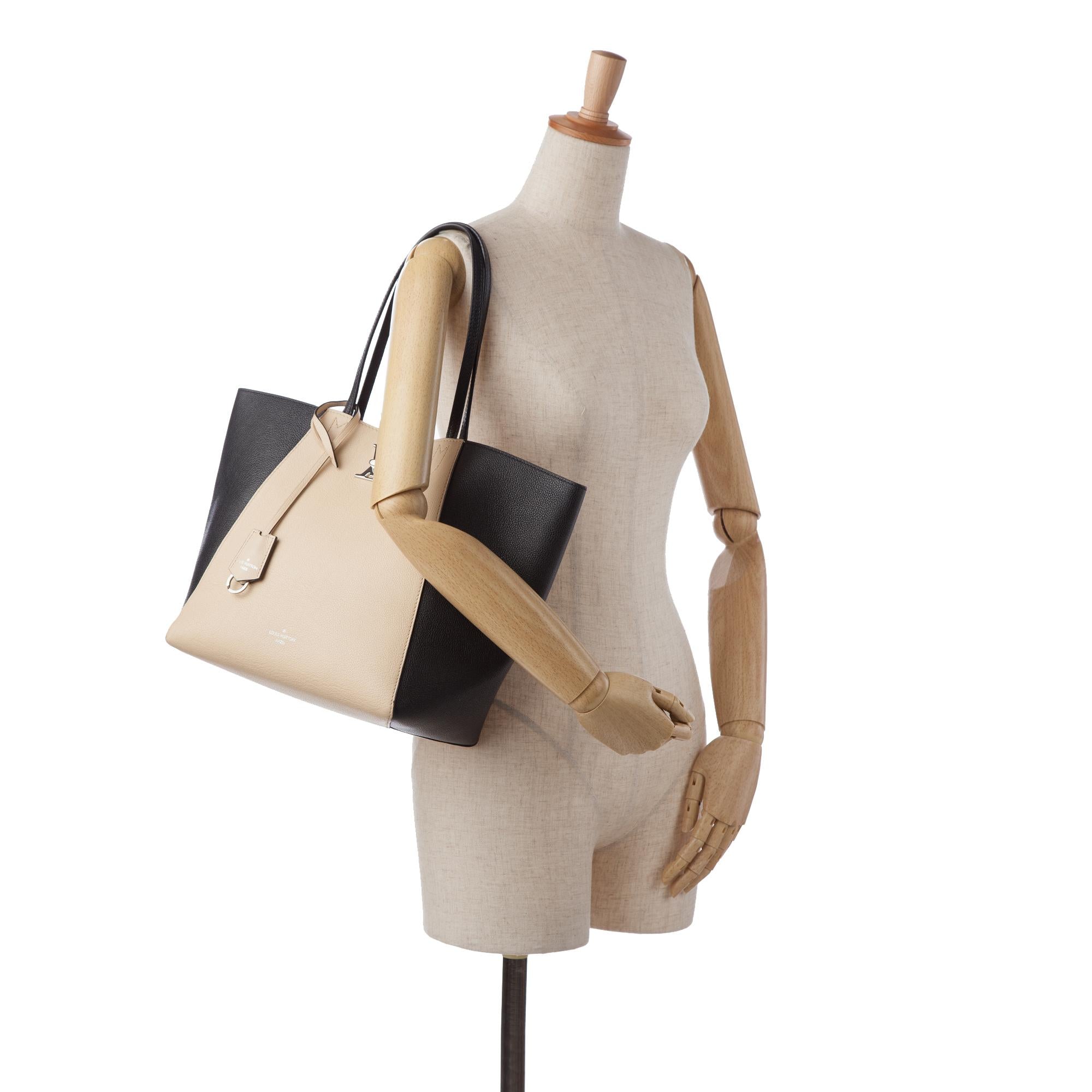 Louis Vuitton LockMe Cabas (SHG-wHJVA1)