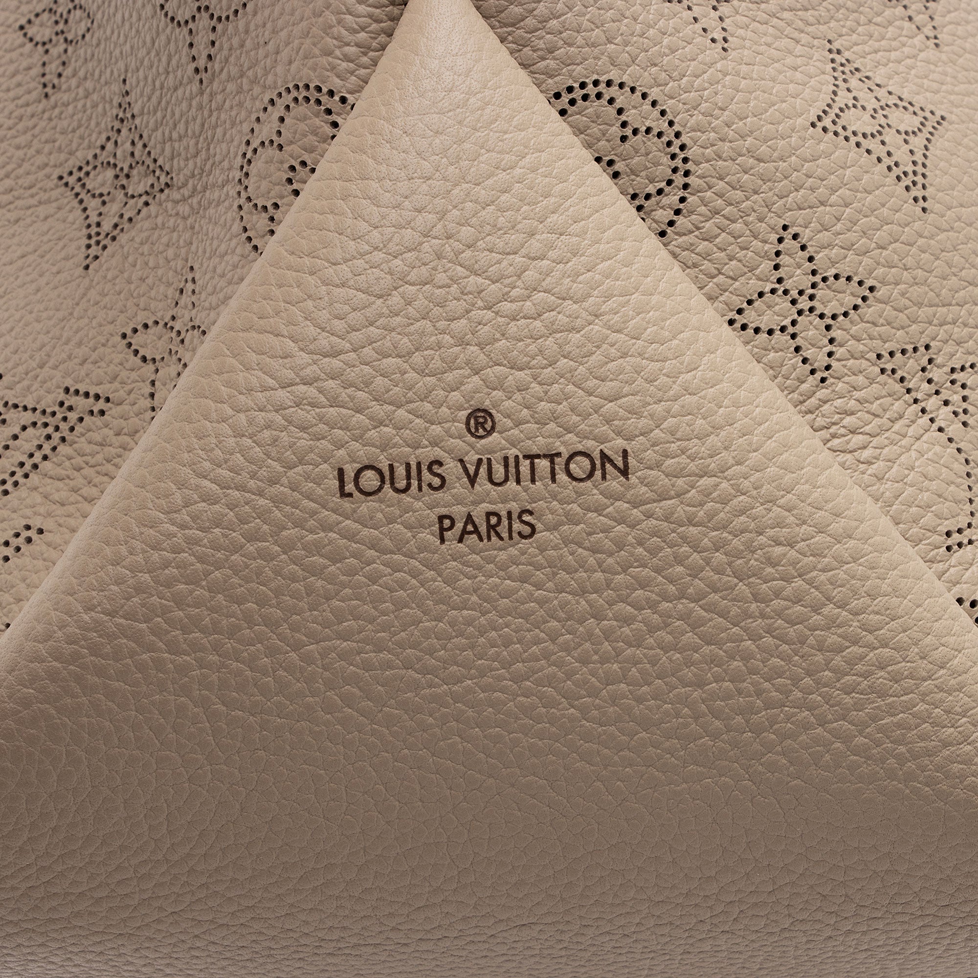 Louis Vuitton Mahina Leather Beaubourg MM Hobo (SHF-MAmhQi)