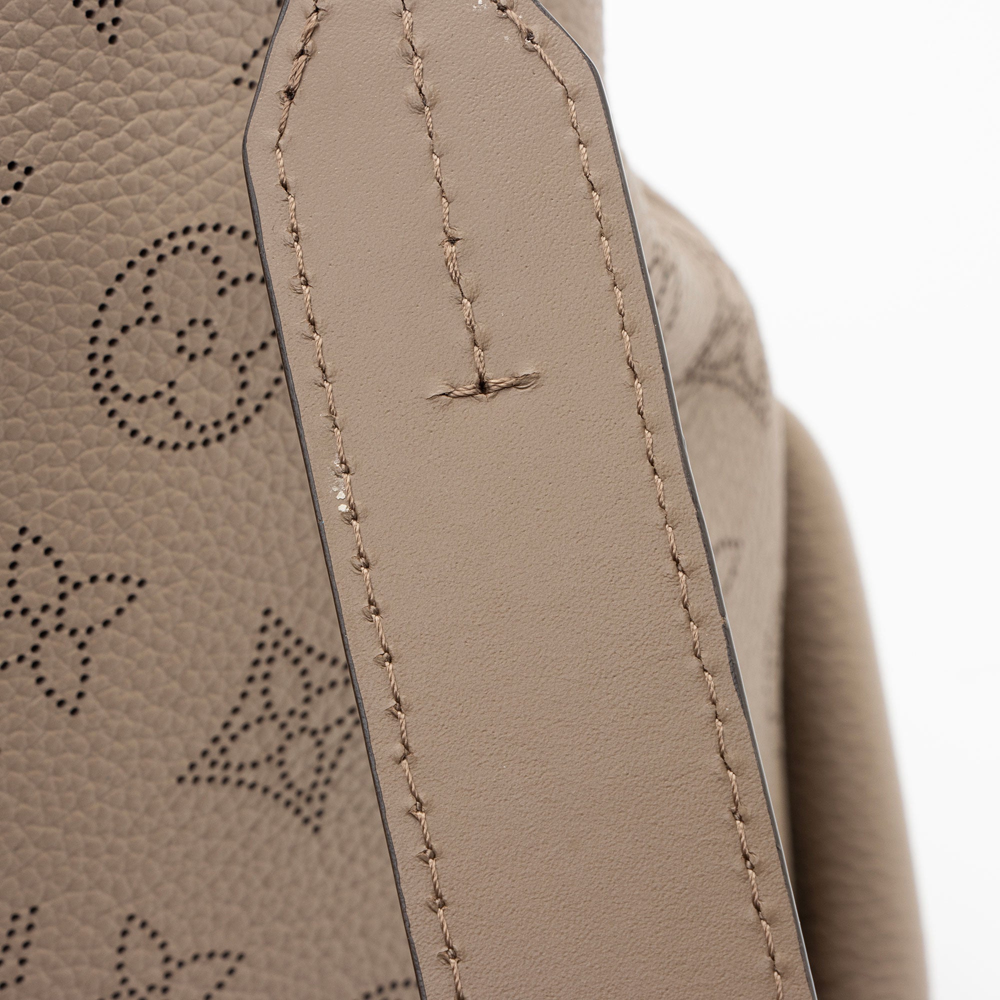 Louis Vuitton Mahina Leather Beaubourg MM Hobo (SHF-MAmhQi)