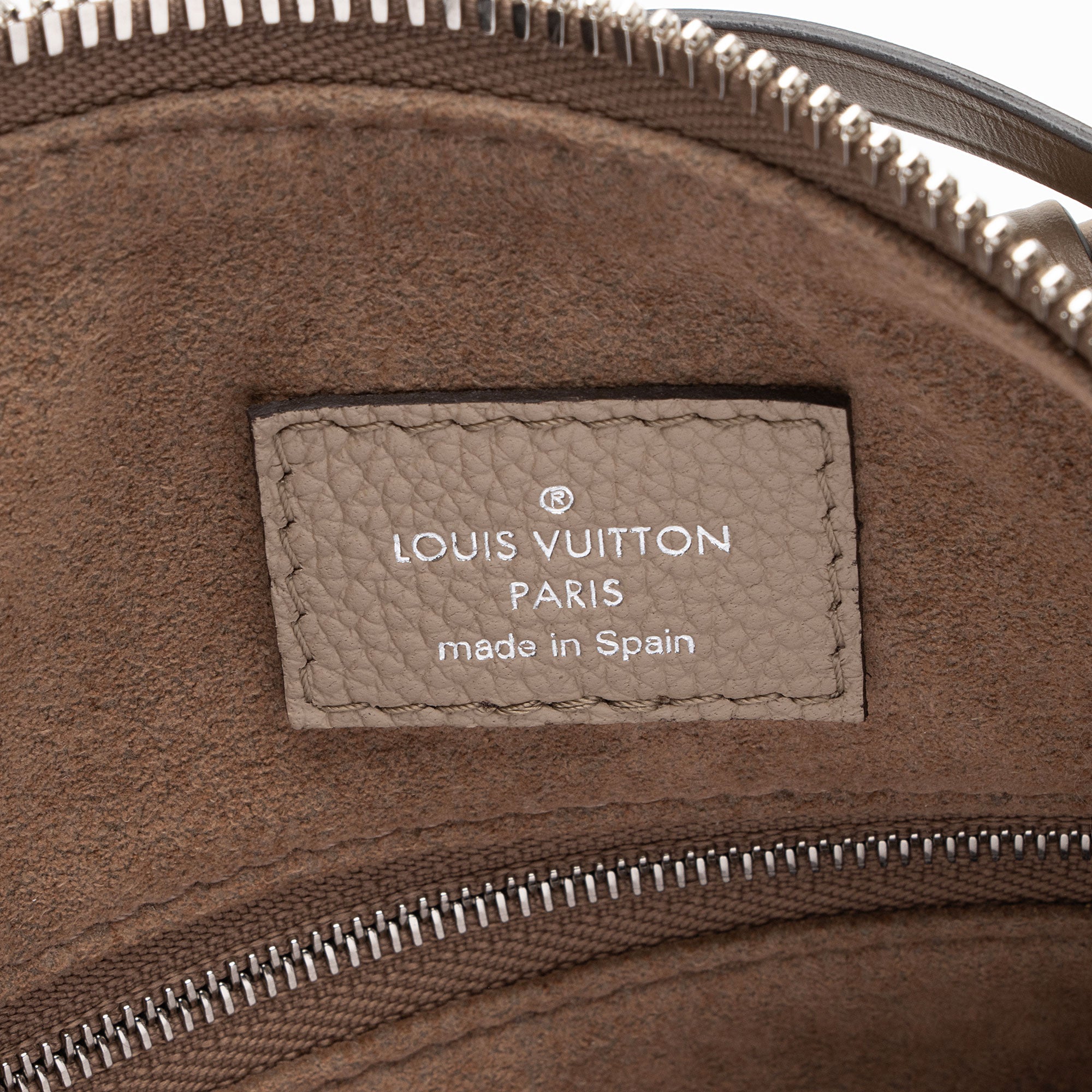 Louis Vuitton Mahina Leather Beaubourg MM Hobo (SHF-MAmhQi)