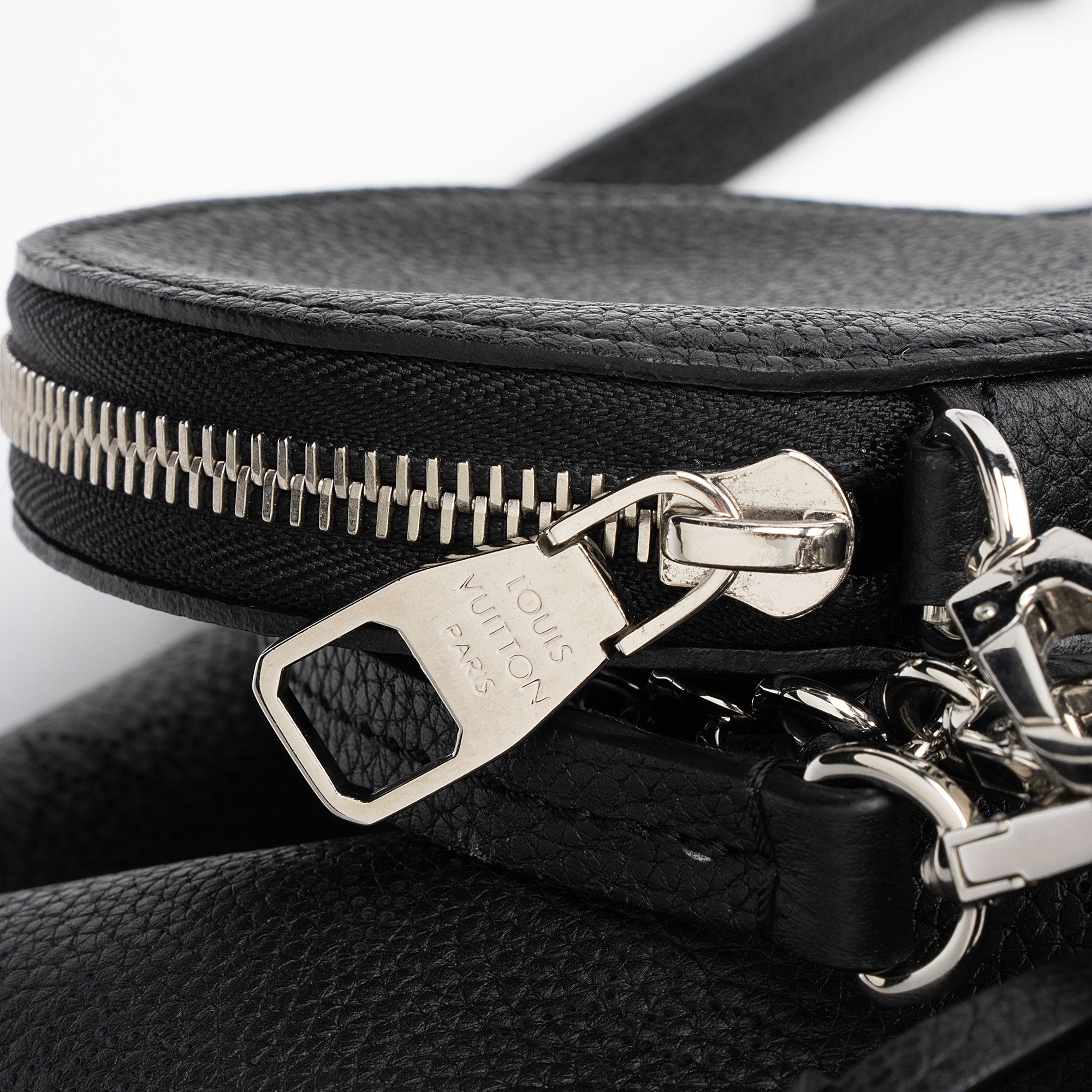 Louis Vuitton Mahina Leather Bella Bucket Bag (SHF-CcyhzL)