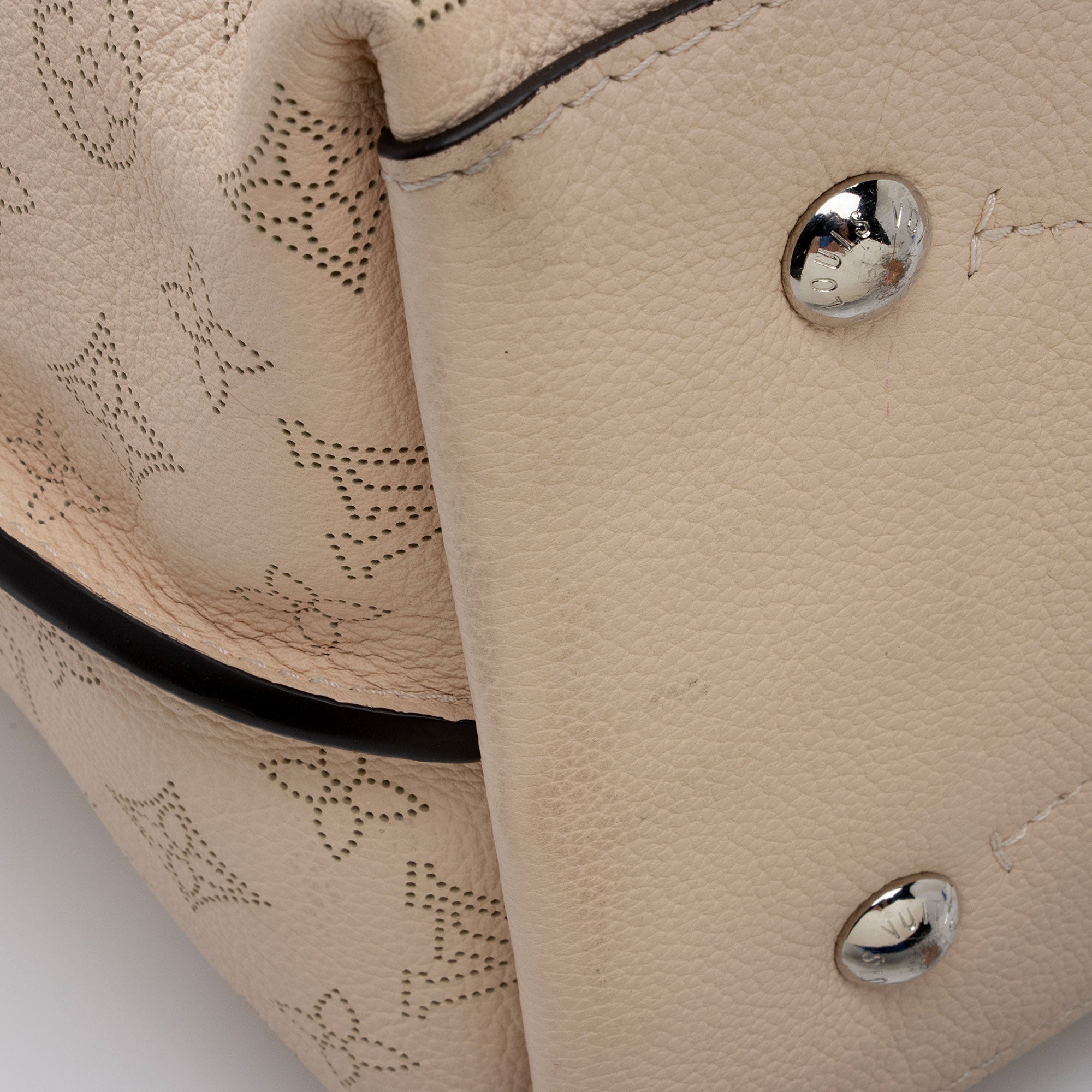 Louis Vuitton Mahina Leather Carmel Hobo (SHF-I2e2sp)