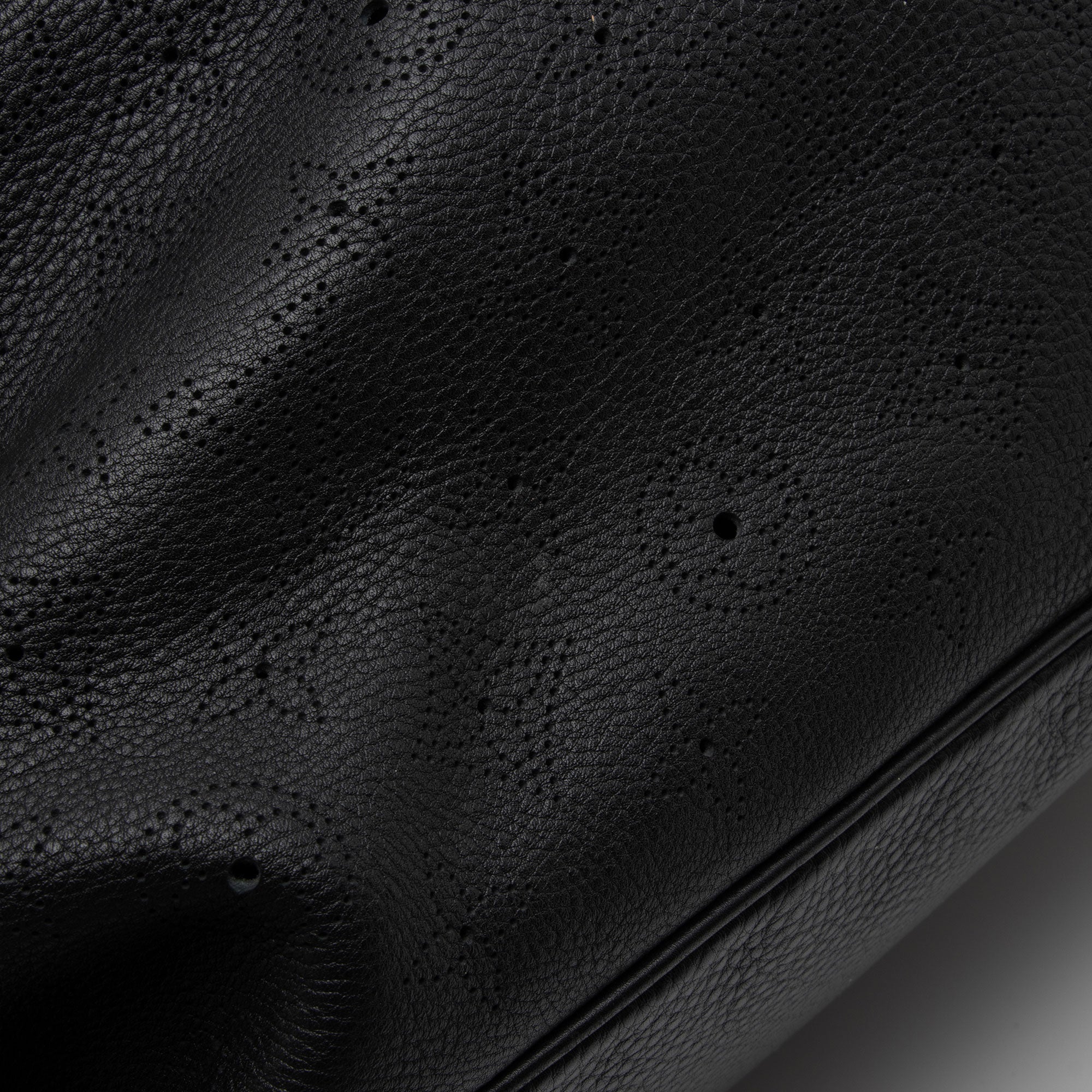 Louis Vuitton Mahina Leather L Hobo (SHF-zuLmBU)