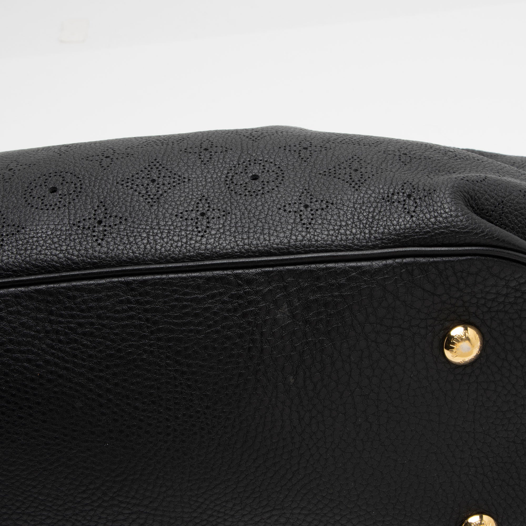 Louis Vuitton Mahina Leather L Hobo (SHF-zuLmBU)