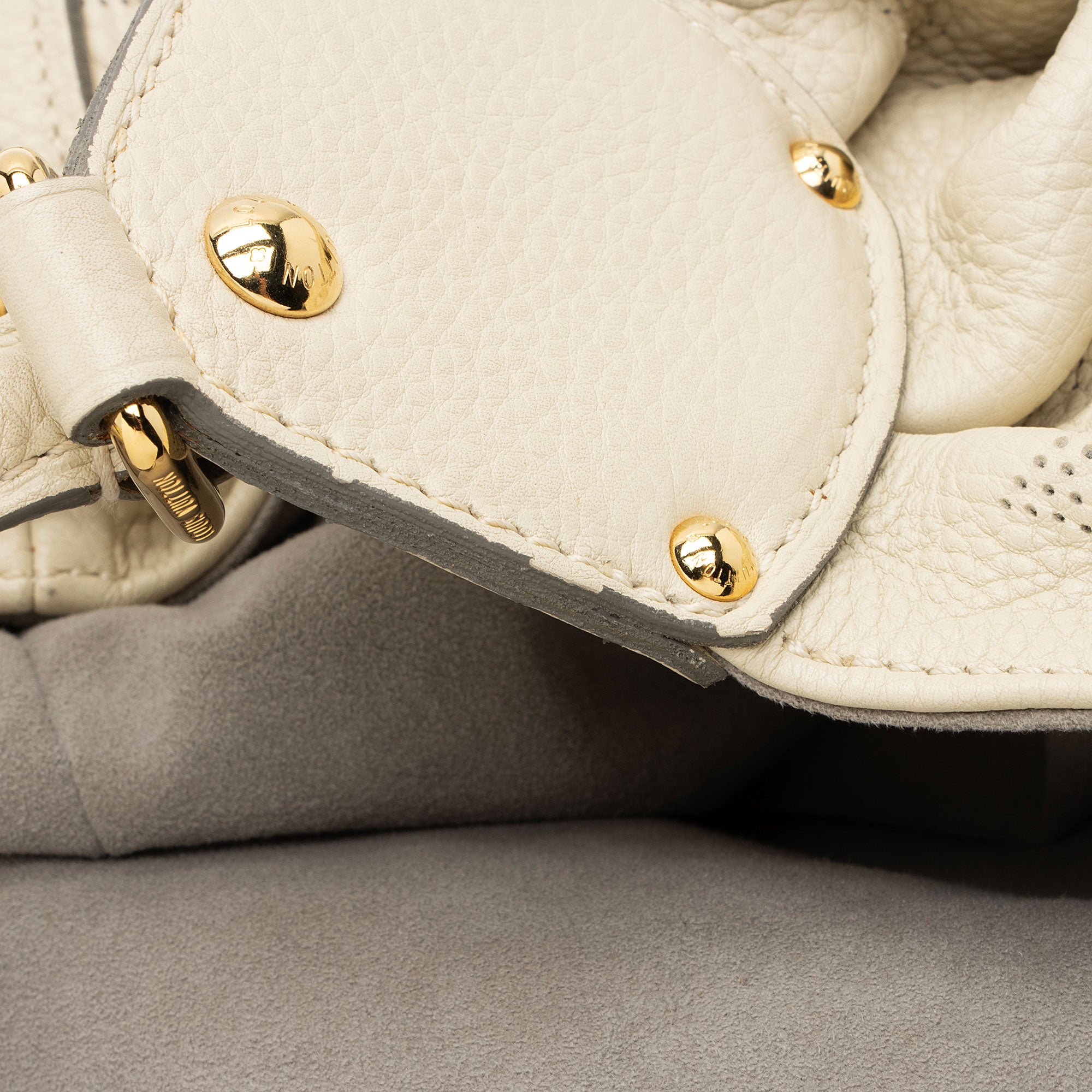 Louis Vuitton Mahina Leather XL Hobo (SHF-XqaxdJ)