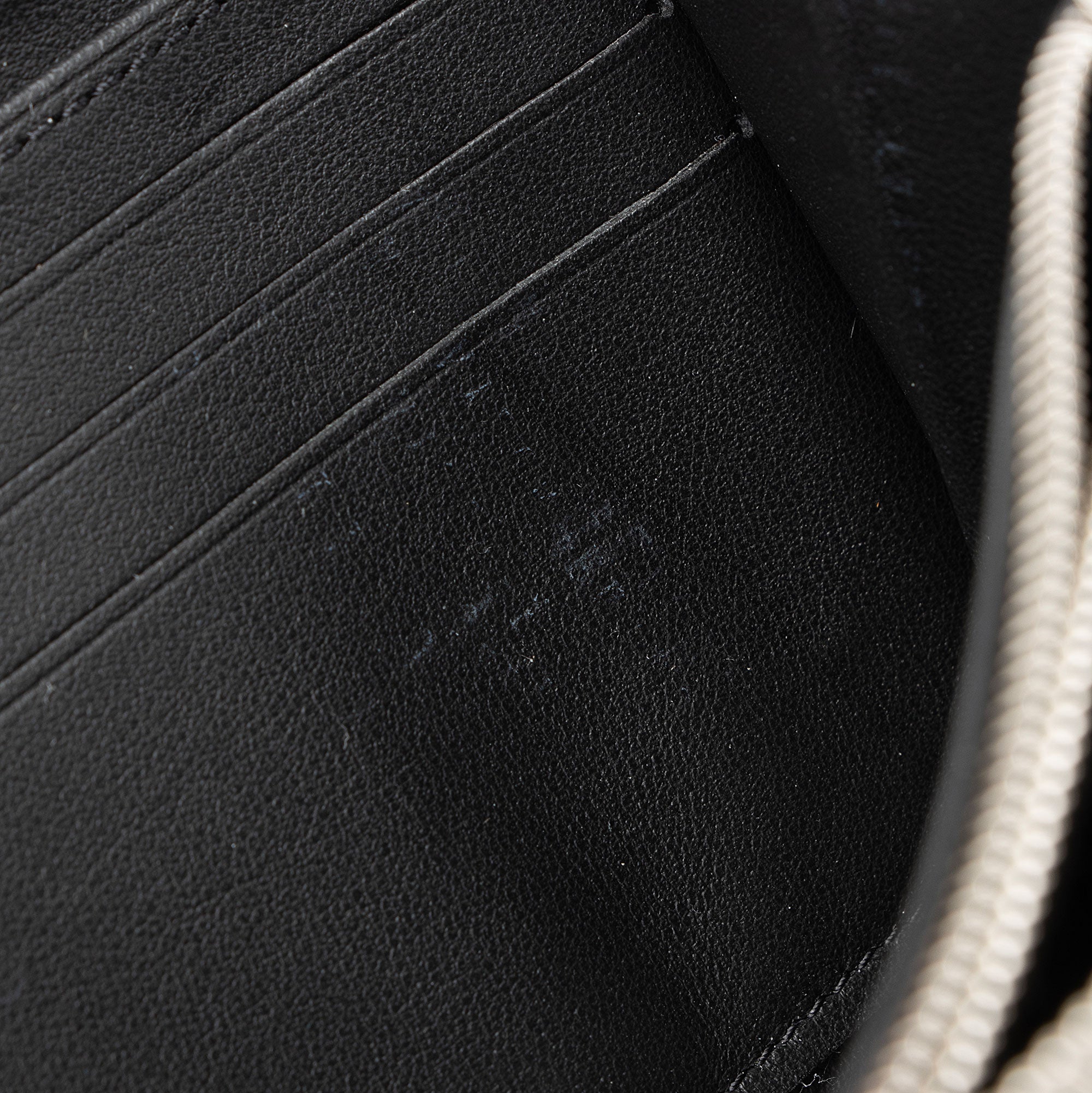 Louis Vuitton Mahina Leather Zippy Wallet (SHF-kZWV9m)