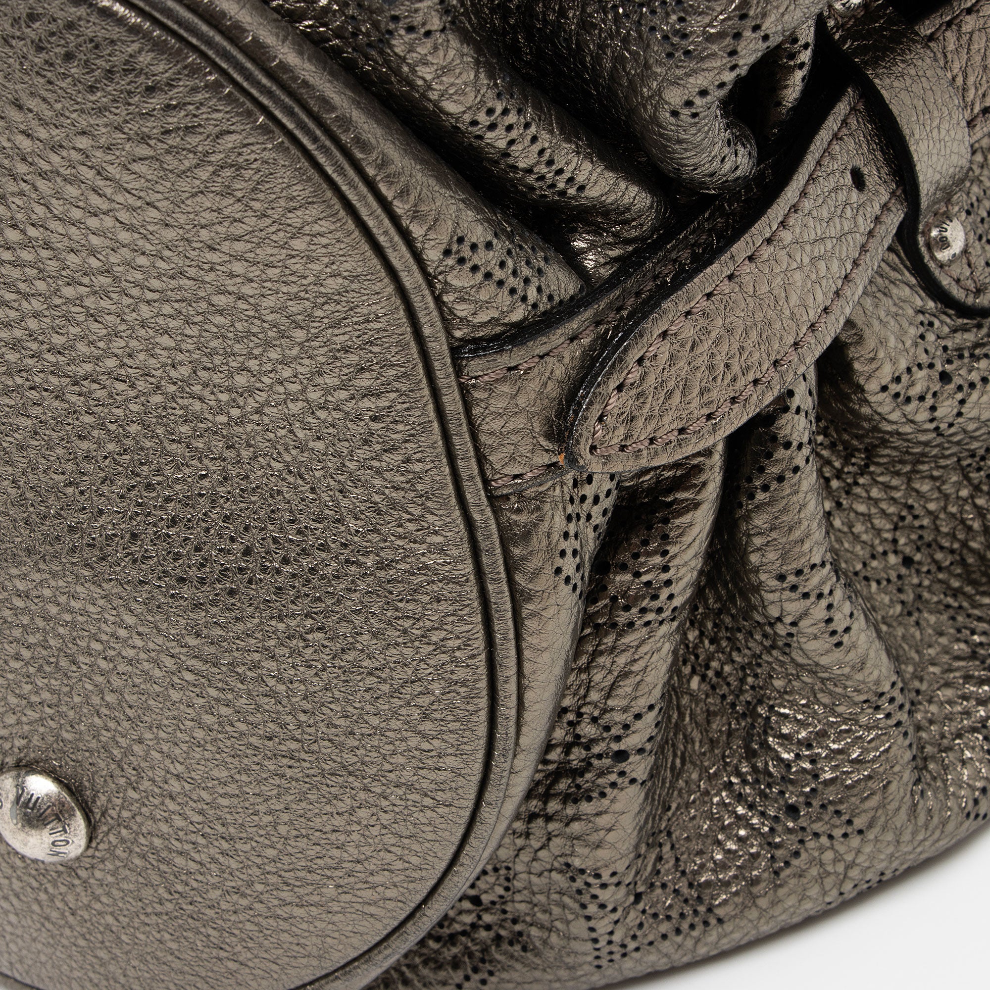 Louis Vuitton Metallic Mahina Leather XL Hobo (SHF-mvCaqy)