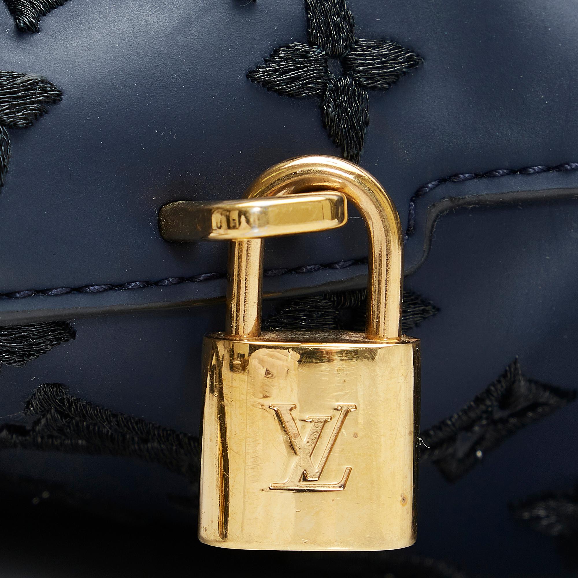 Louis Vuitton Monogram Addiction Lockit Vertical MM (SHG-AMrldH)