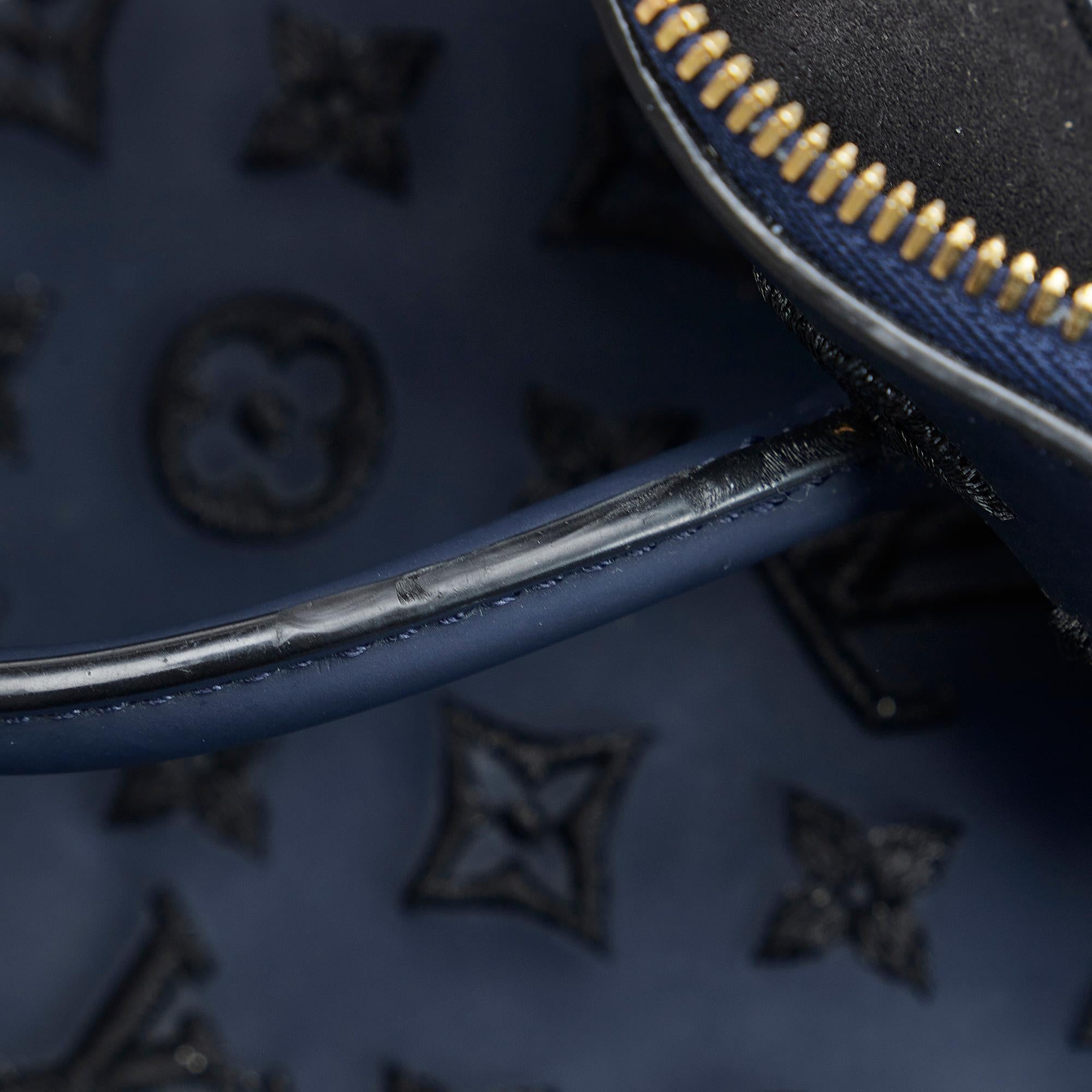 Louis Vuitton Monogram Addiction Lockit Vertical MM (SHG-AMrldH)