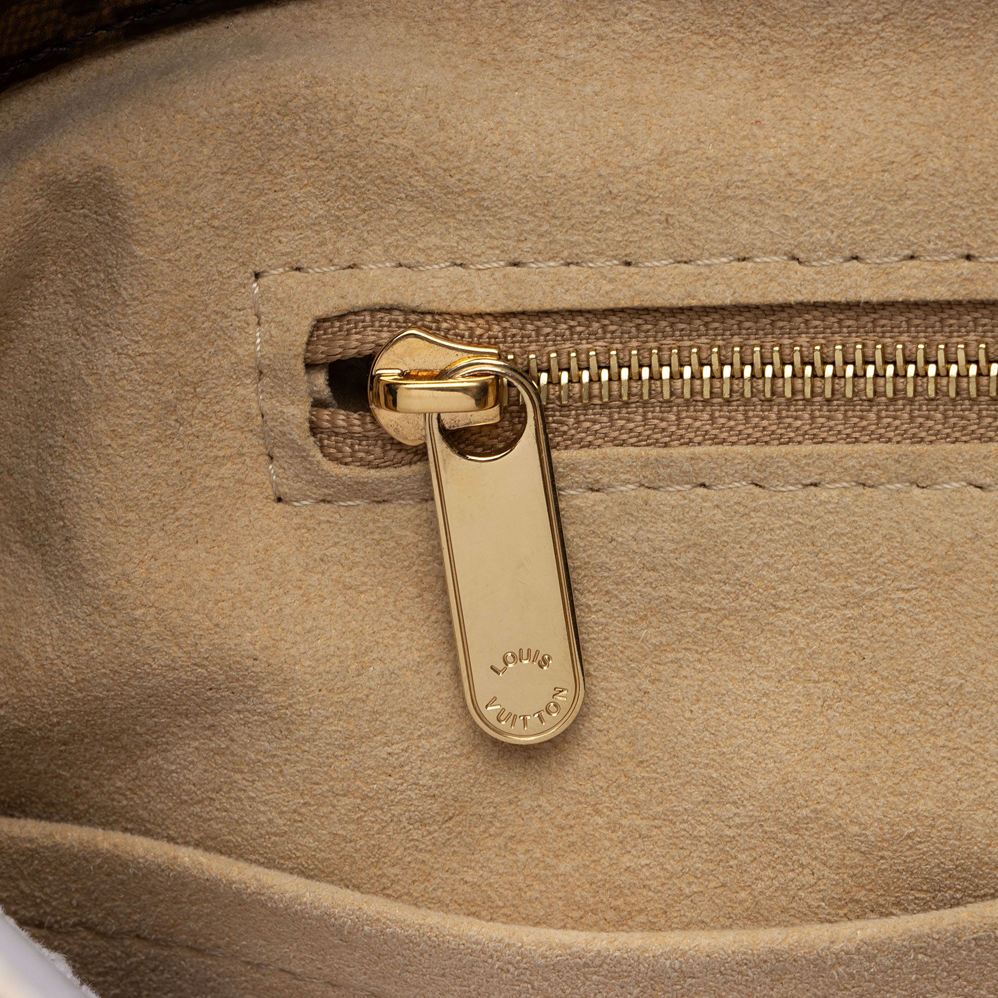 Louis Vuitton Monogram Canvas Artsy MM Shoulder Bag (SHF-SB1tCn)