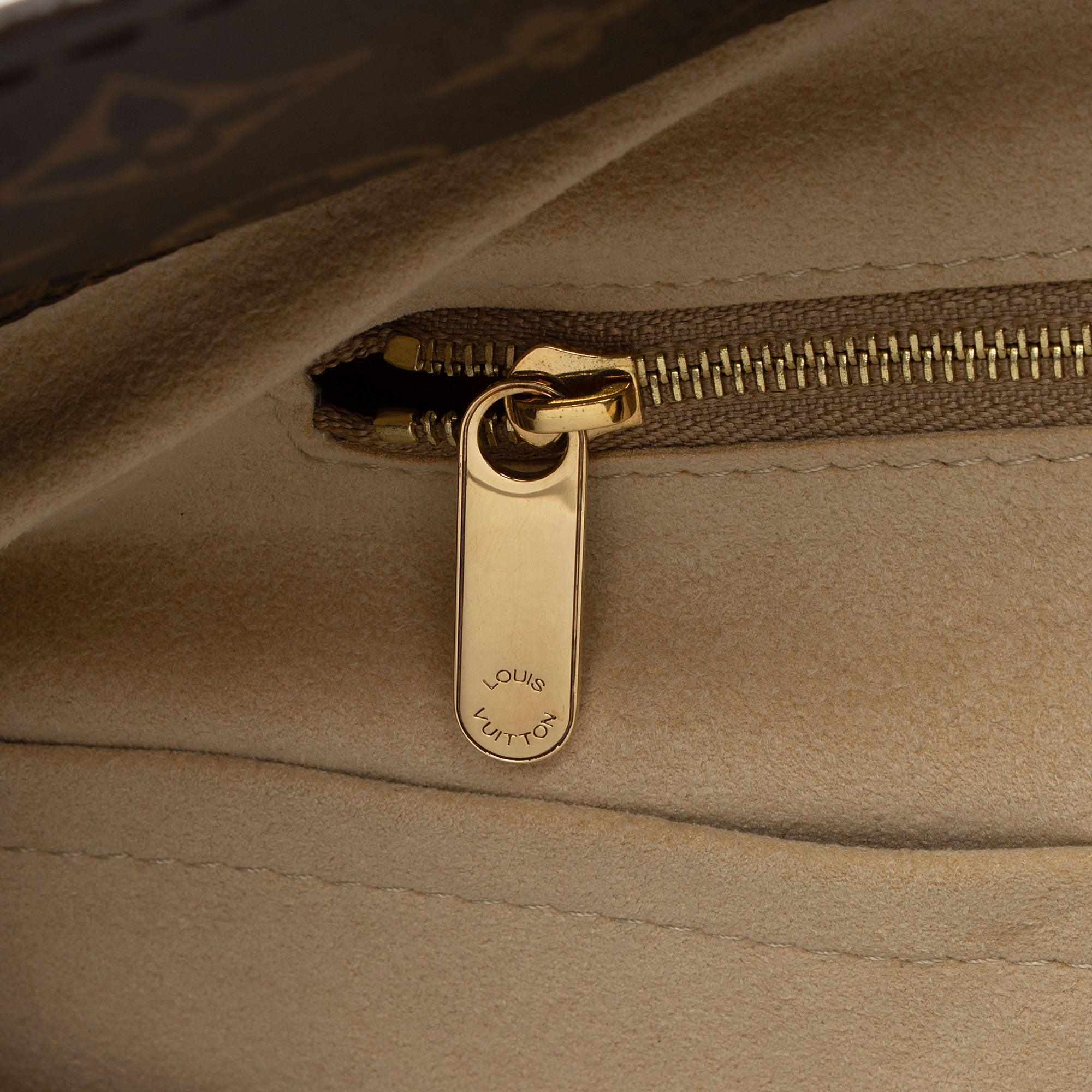 Louis Vuitton Monogram Canvas Artsy MM Shoulder Bag (SHF-VBulIB)