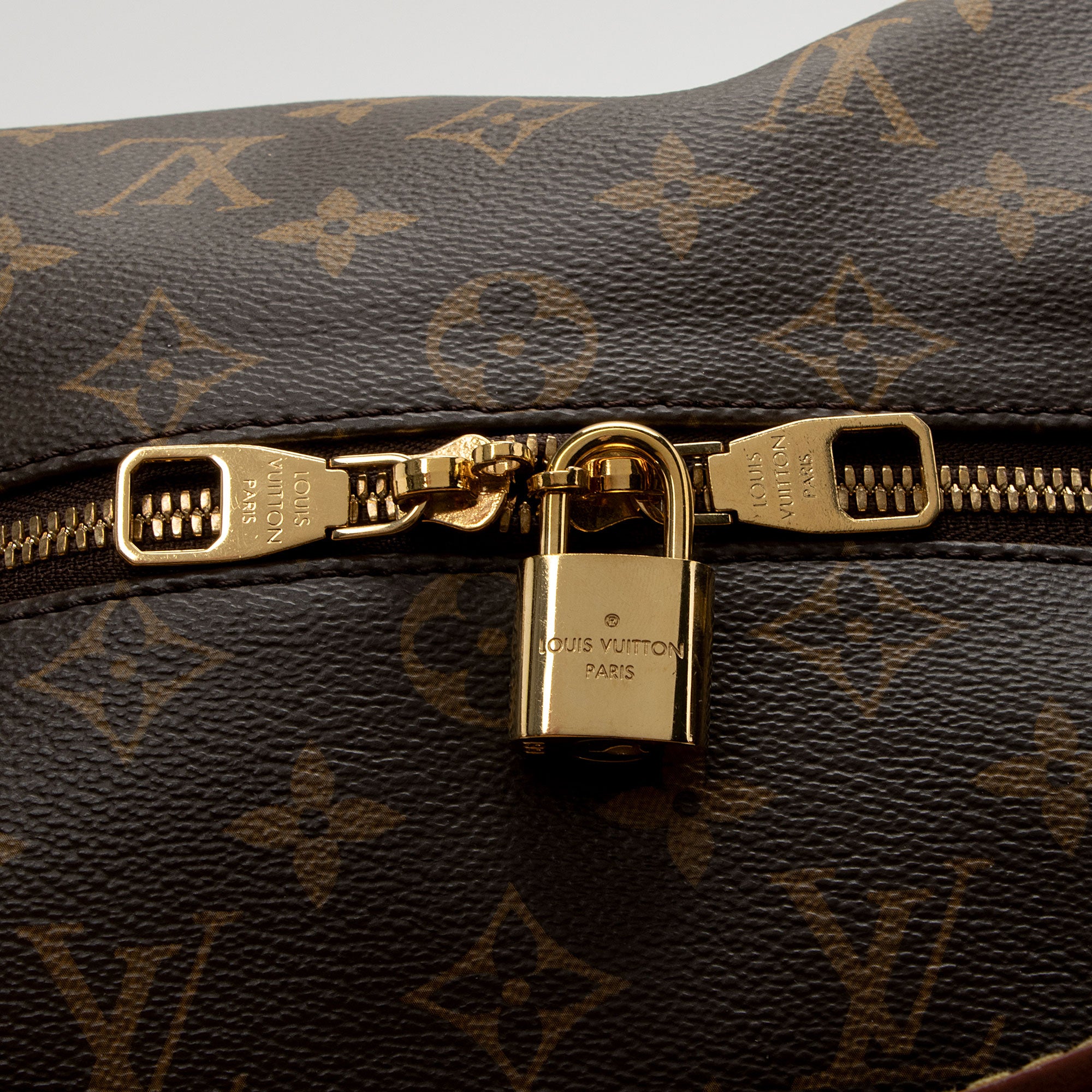 Louis Vuitton Monogram Canvas Berri MM Shoulder Bag (SHF-GOOhhJ)