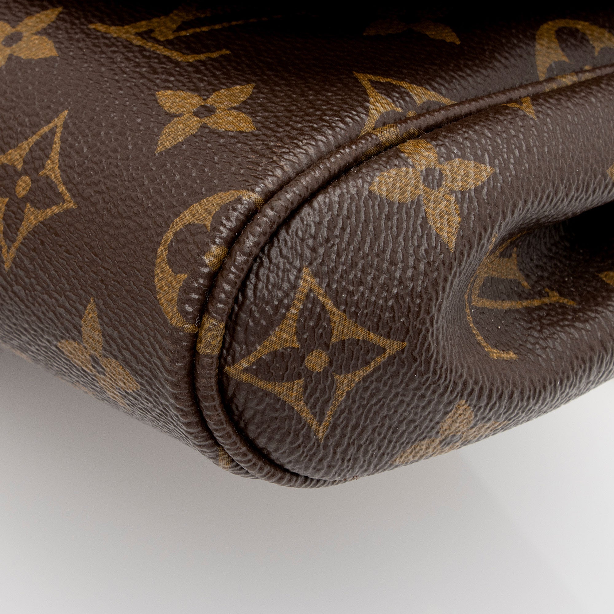 Louis Vuitton Monogram Canvas Favorite MM Shoulder Bag (SHF-4VRVaU)