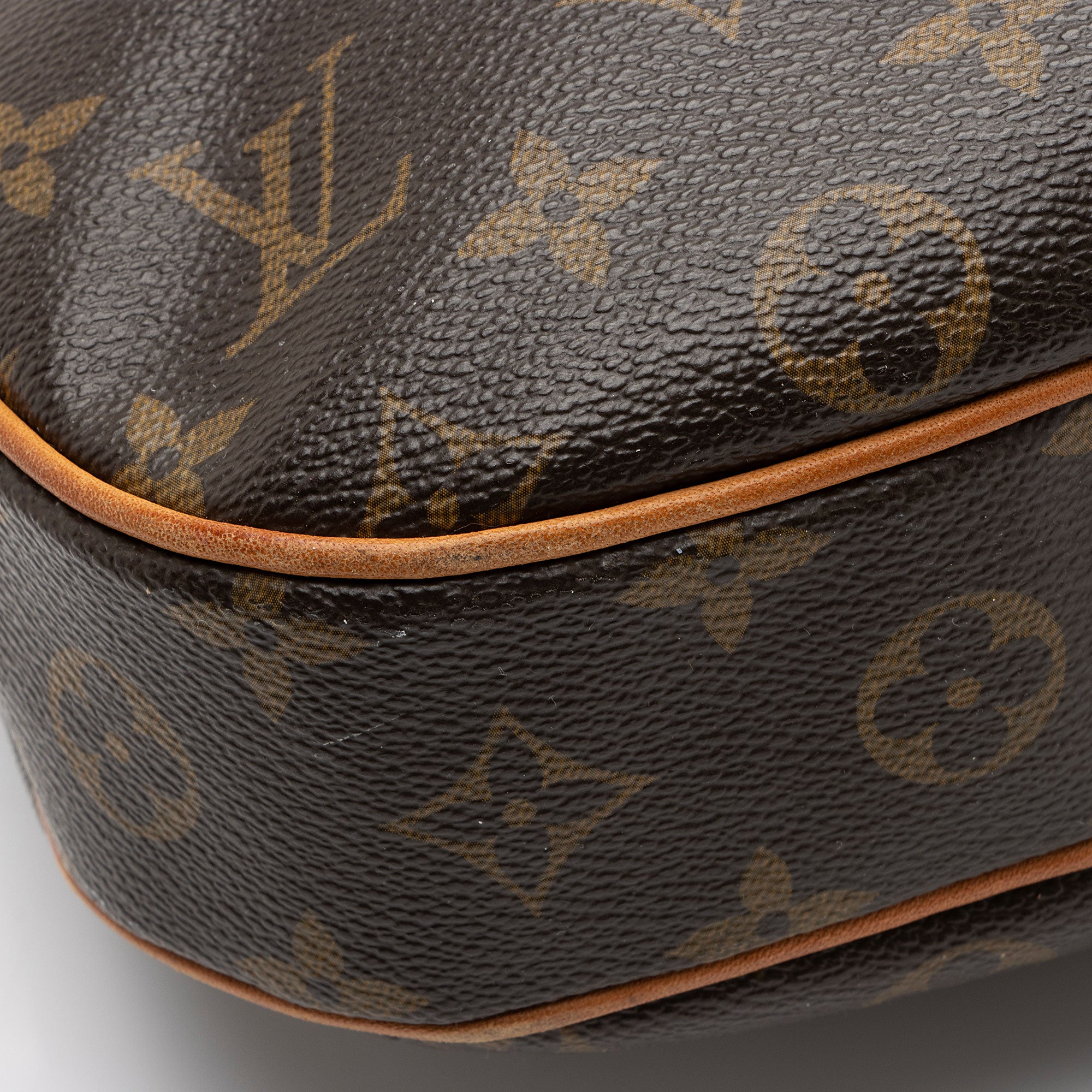 Louis Vuitton Monogram Canvas Odeon MM Shoulder Bag (SHF-ytBz6I)
