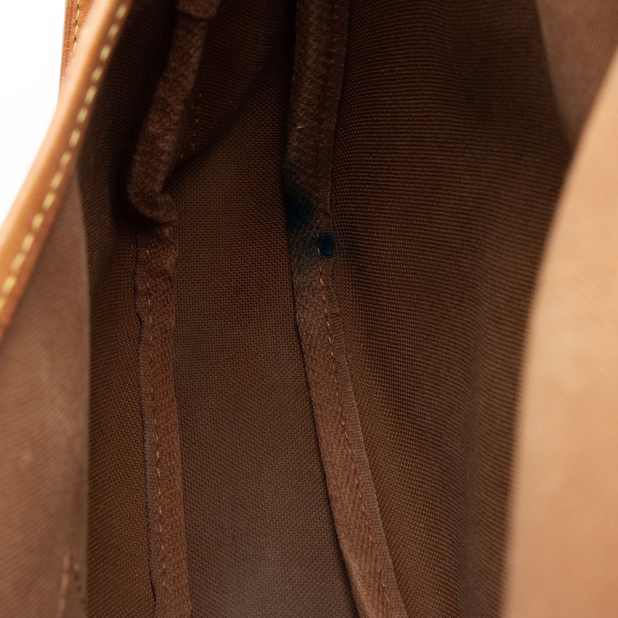 Louis Vuitton Monogram Canvas Saumur 30 Messenger Bag (SHF-0asoJo)