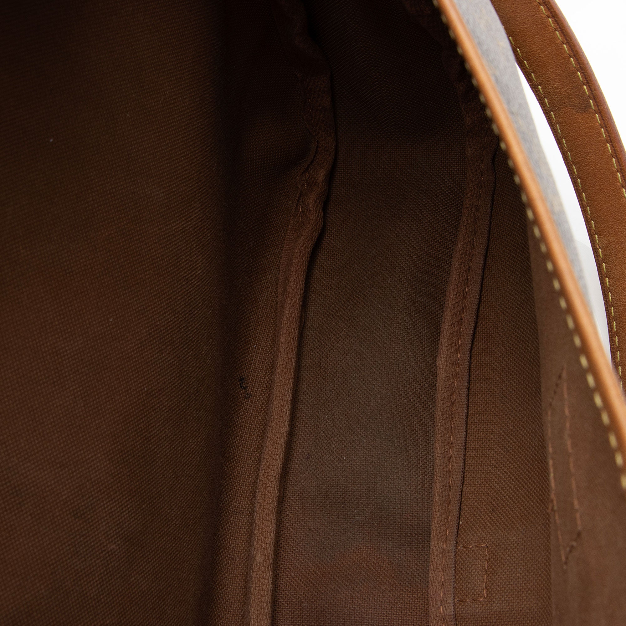 Louis Vuitton Monogram Canvas Saumur 30 Messenger Bag (SHF-0asoJo)