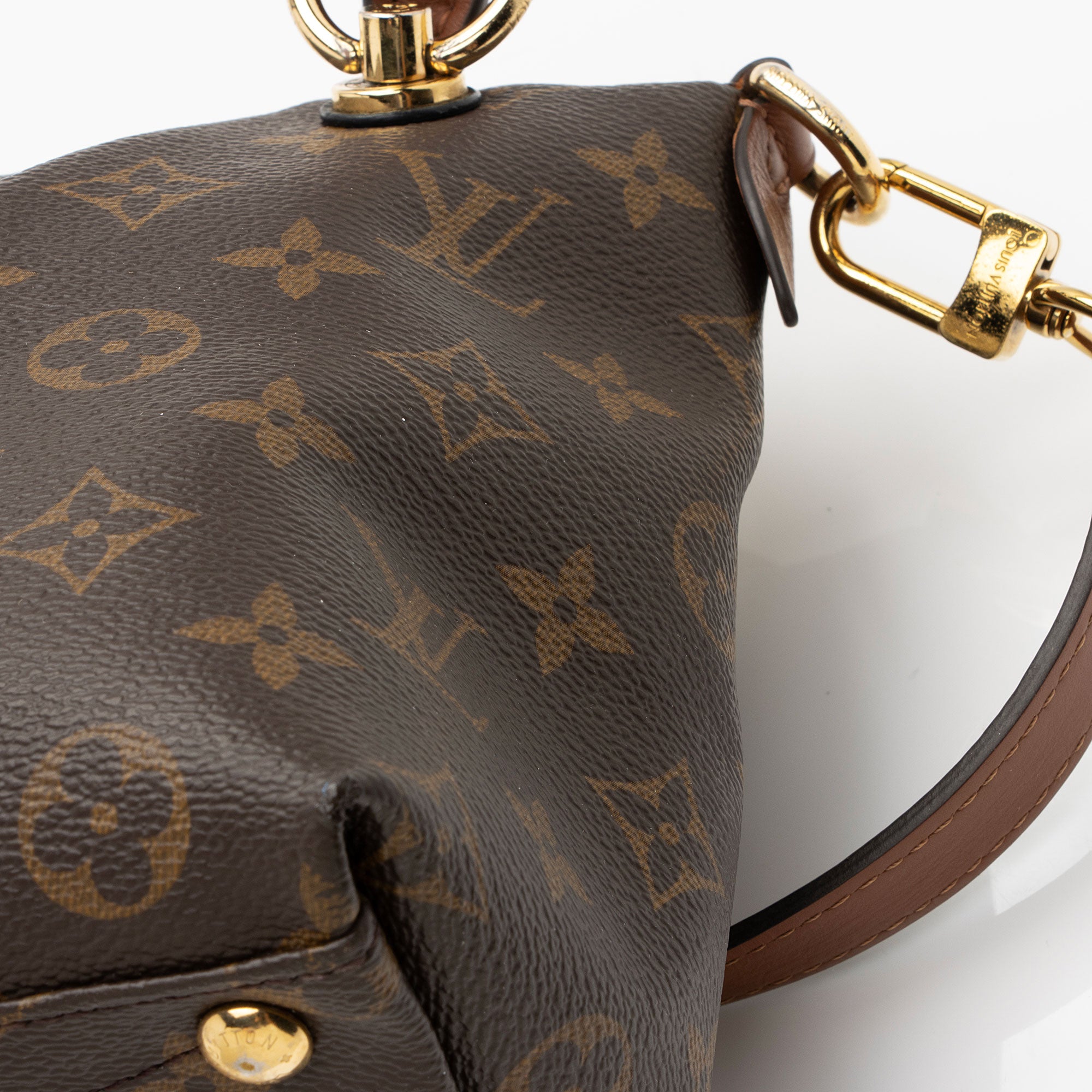 Louis Vuitton Monogram Canvas V Tote BB (SHF-Usc1kb)