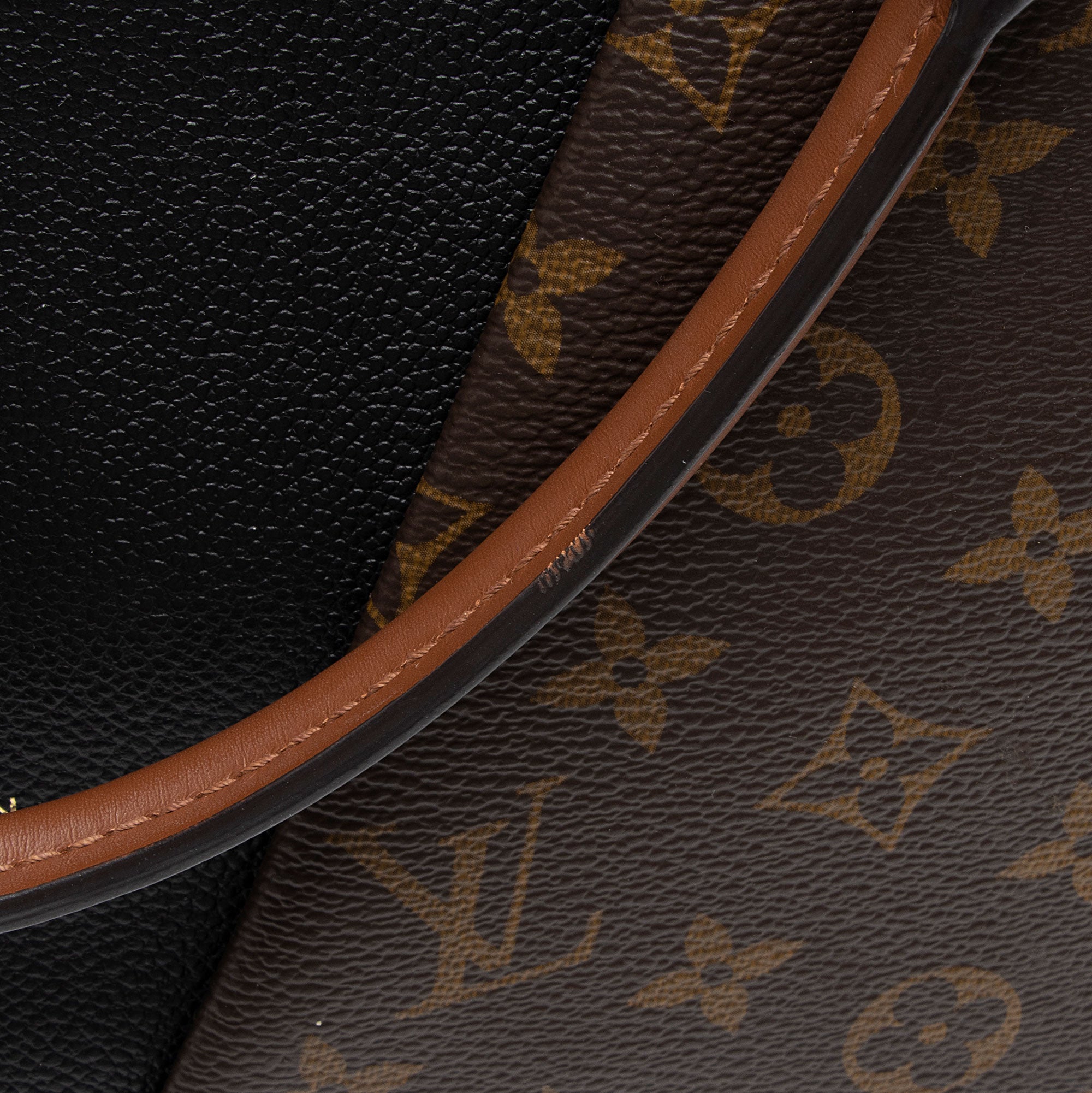 Louis Vuitton Monogram Canvas V Tote MM (SHF-mj9iOY)