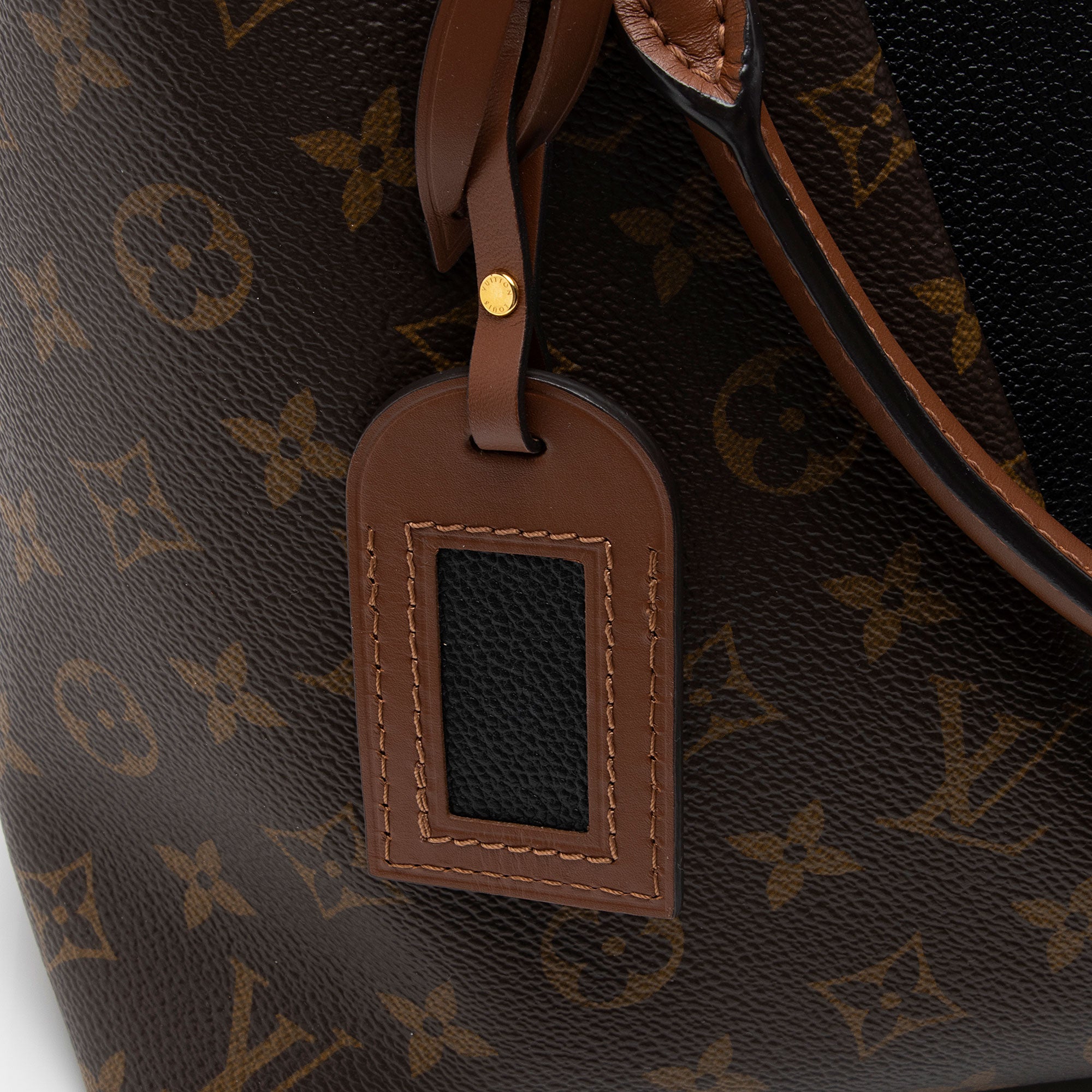 Louis Vuitton Monogram Canvas V Tote MM (SHF-mj9iOY)