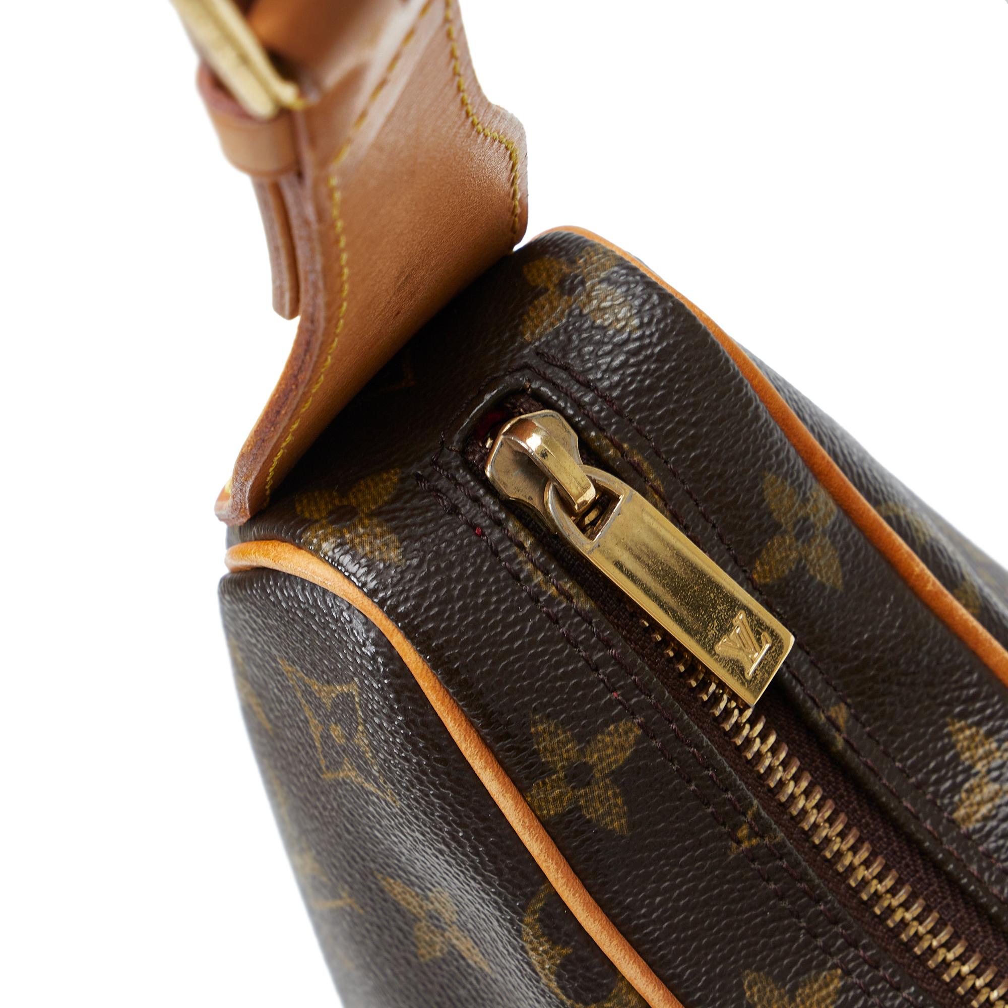 Louis Vuitton Monogram Croissant MM (SHG-Ob22ft)