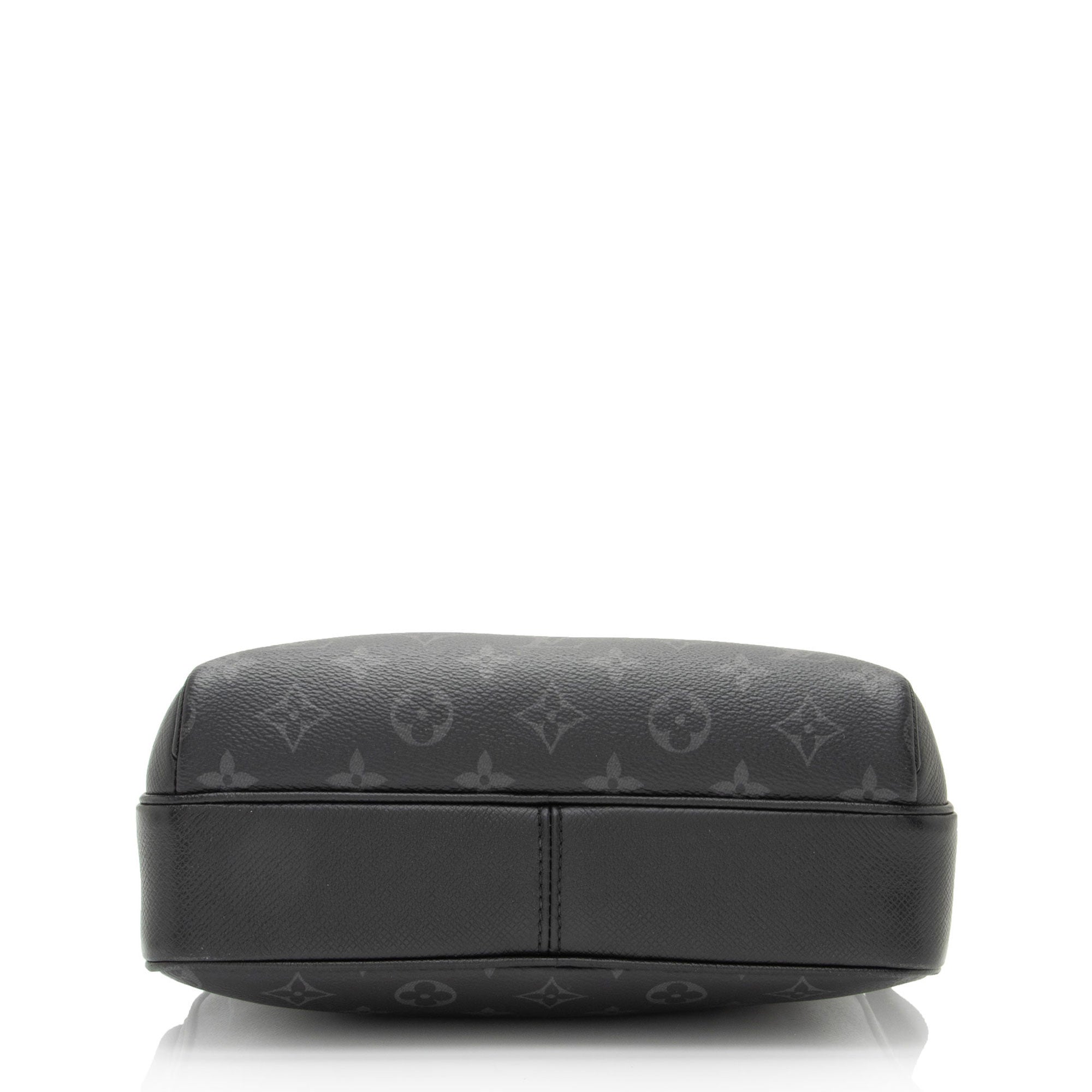 Louis Vuitton Monogram Eclipse Taiga Leather Outdoor Messenger Bag (SHF-u7xRKn)