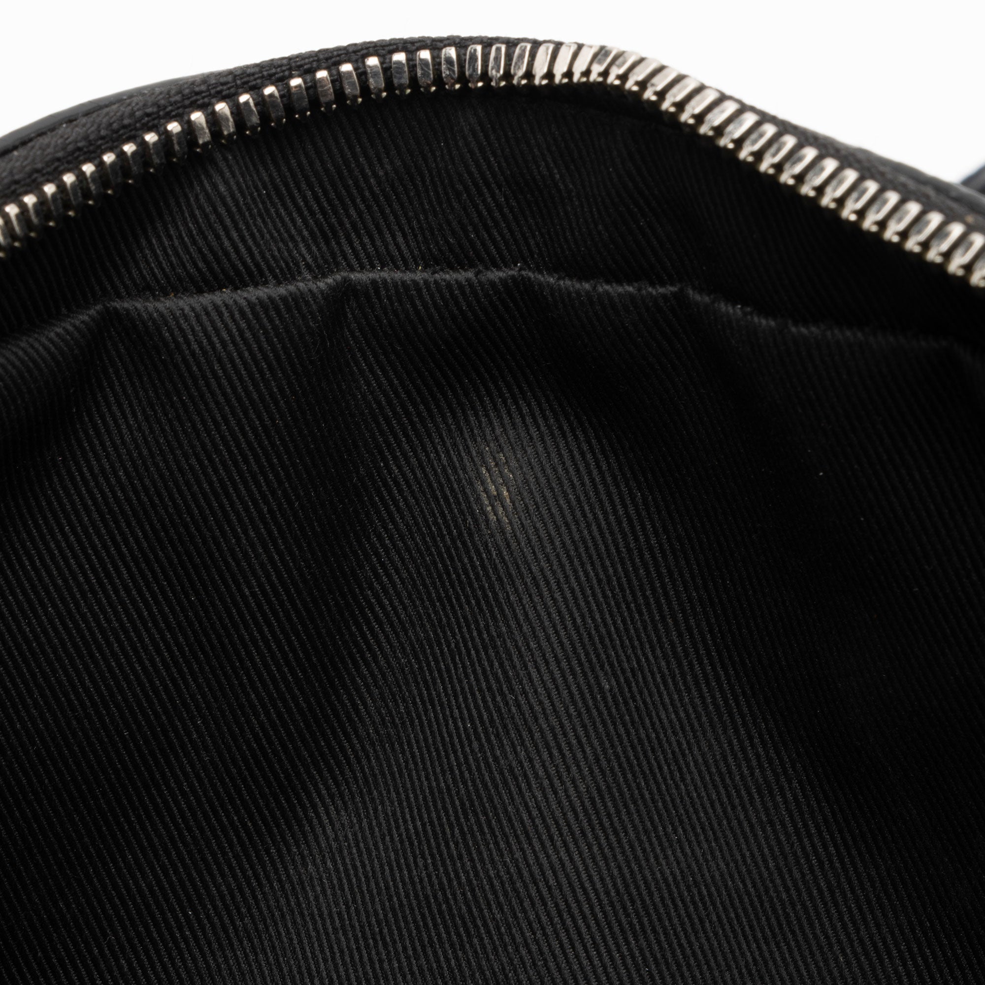 Louis Vuitton Monogram Eclipse Taiga Leather Outdoor Messenger Bag (SHF-u7xRKn)