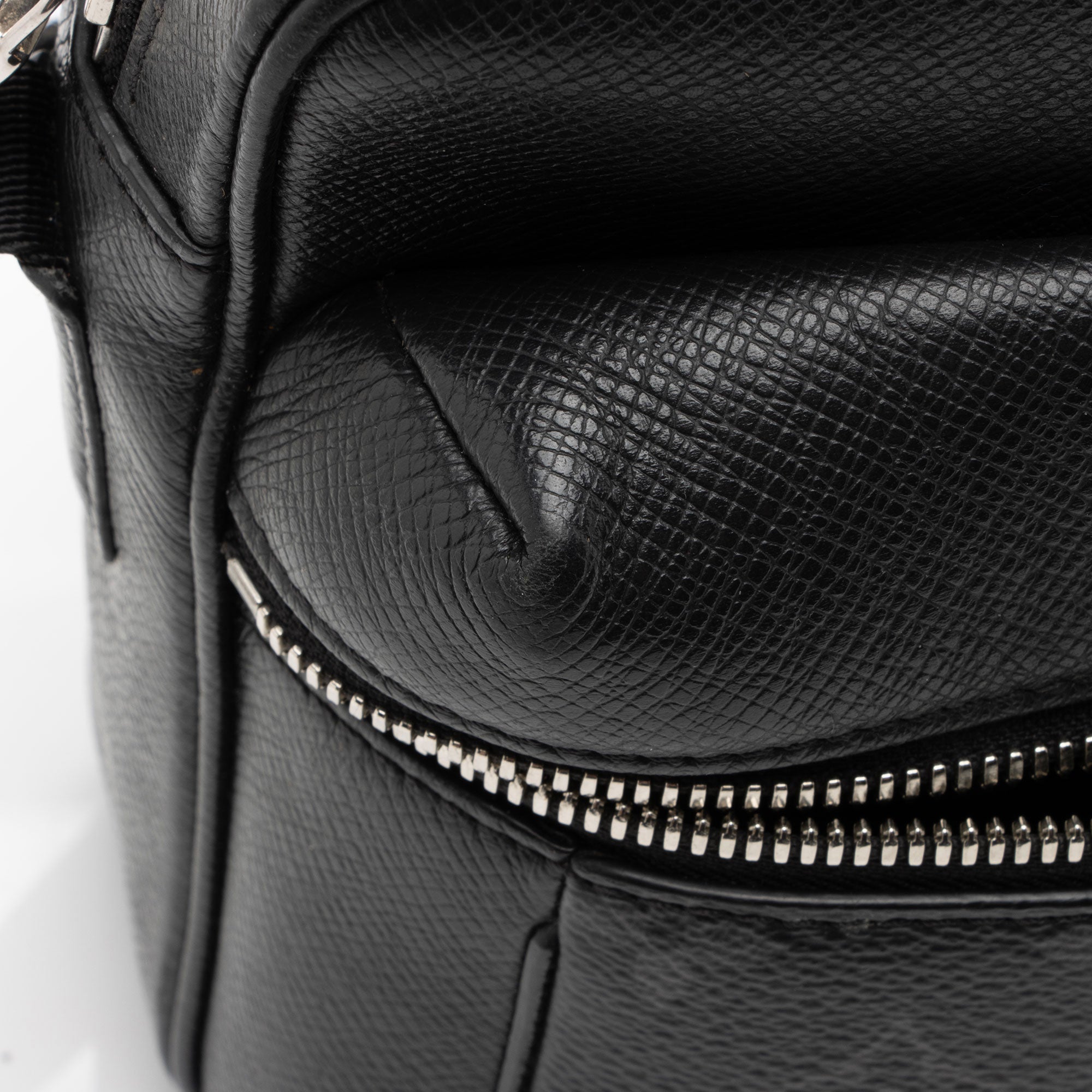 Louis Vuitton Monogram Eclipse Taiga Leather Outdoor Messenger Bag (SHF-u7xRKn)