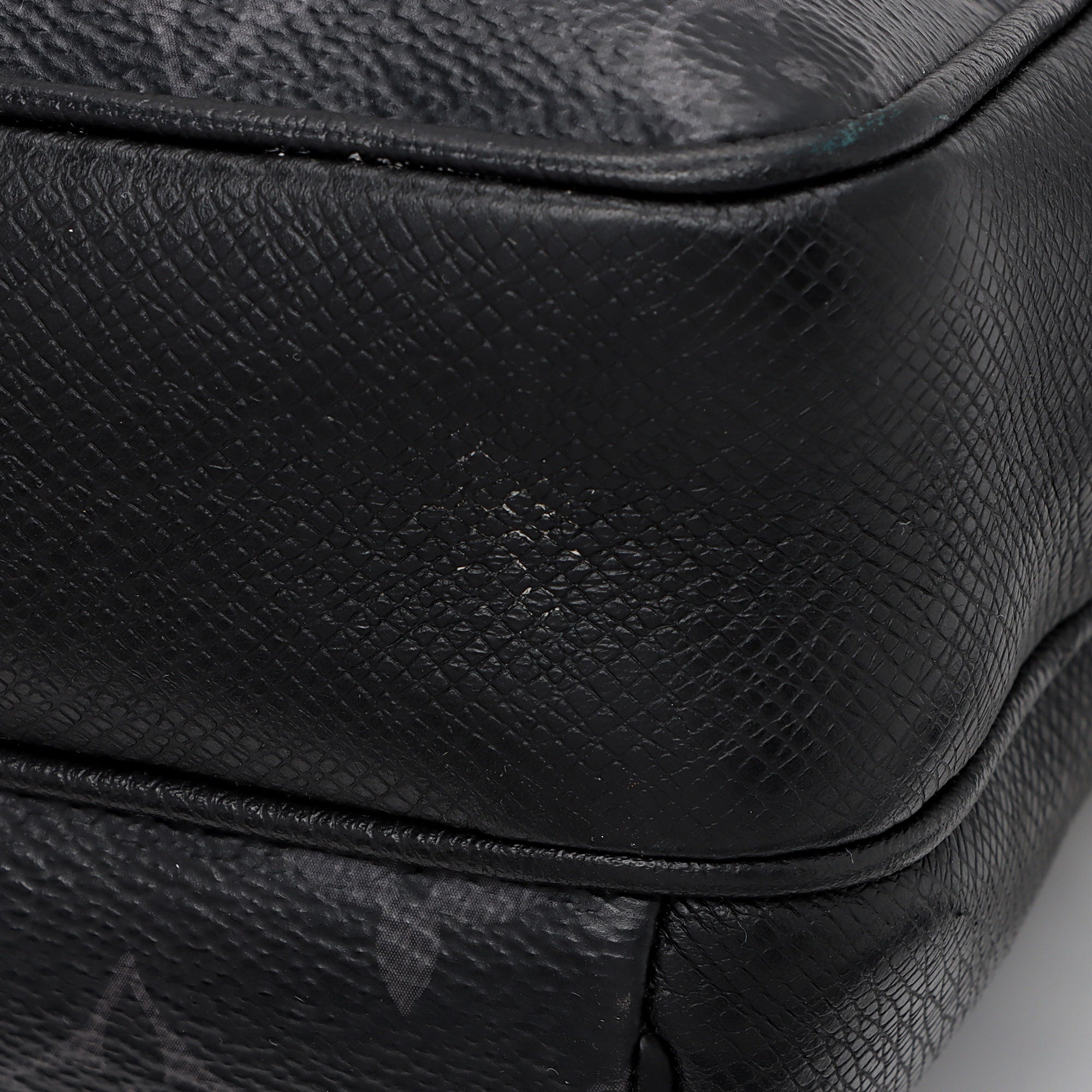 Louis Vuitton Monogram Eclipse Taiga Leather Outdoor Messenger Bag (SHF-yvJahI)