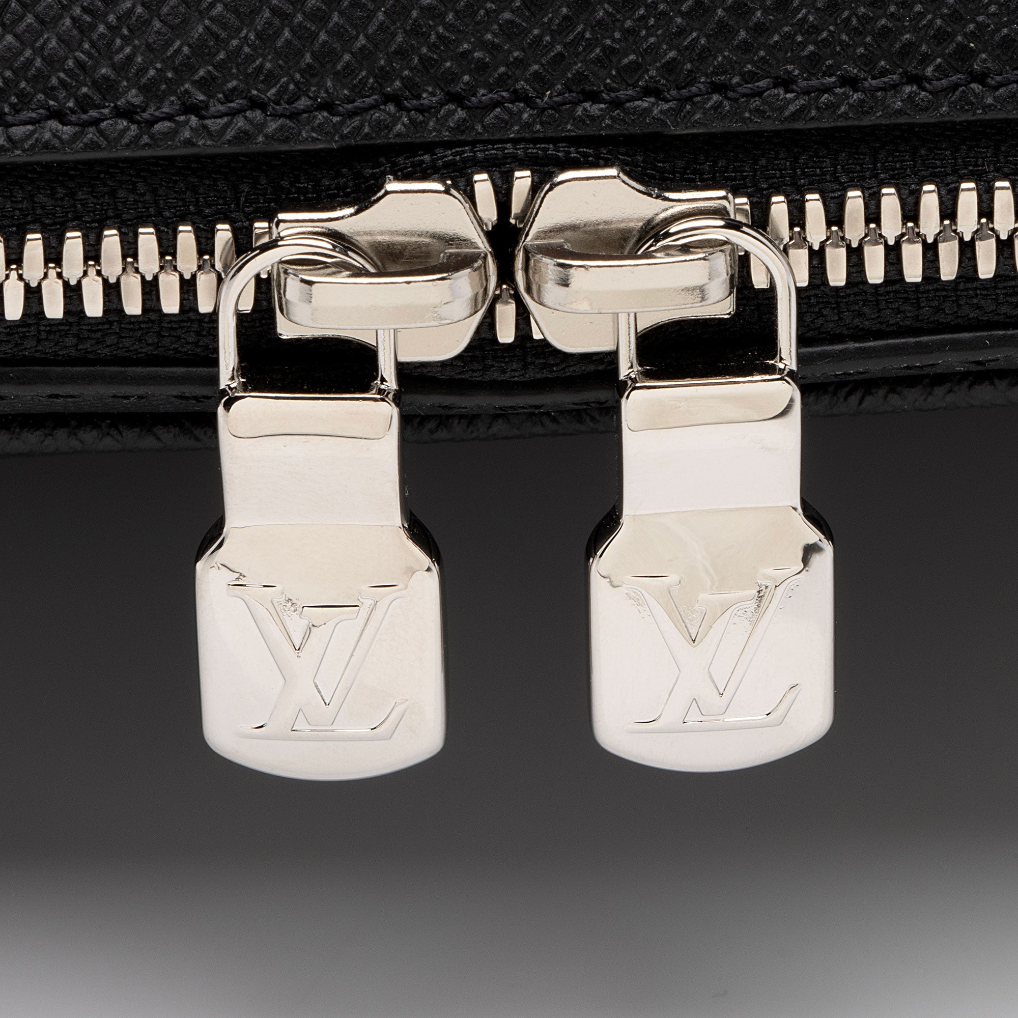 Louis Vuitton Monogram Eclipse Taiga Leather Outdoor Messenger Bag (SHF-UR0YAs)