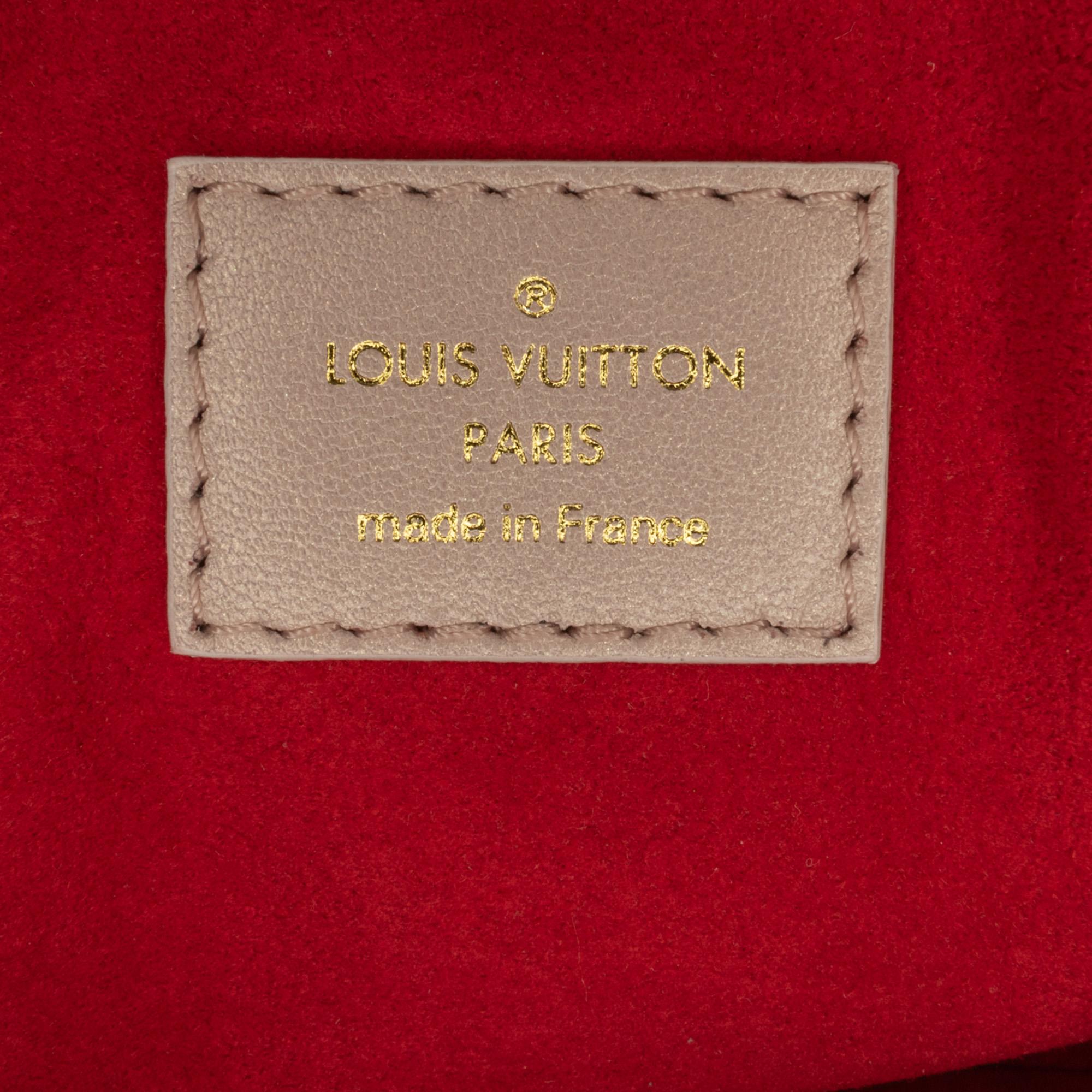 Louis Vuitton Monogram Fall In Love Coussin PM (SHG-5rP2ec)