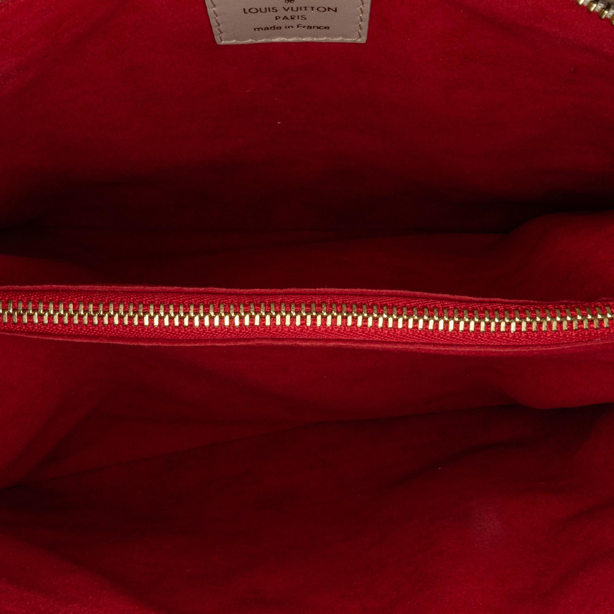 Louis Vuitton Monogram Fall In Love Coussin PM (SHG-5rP2ec)