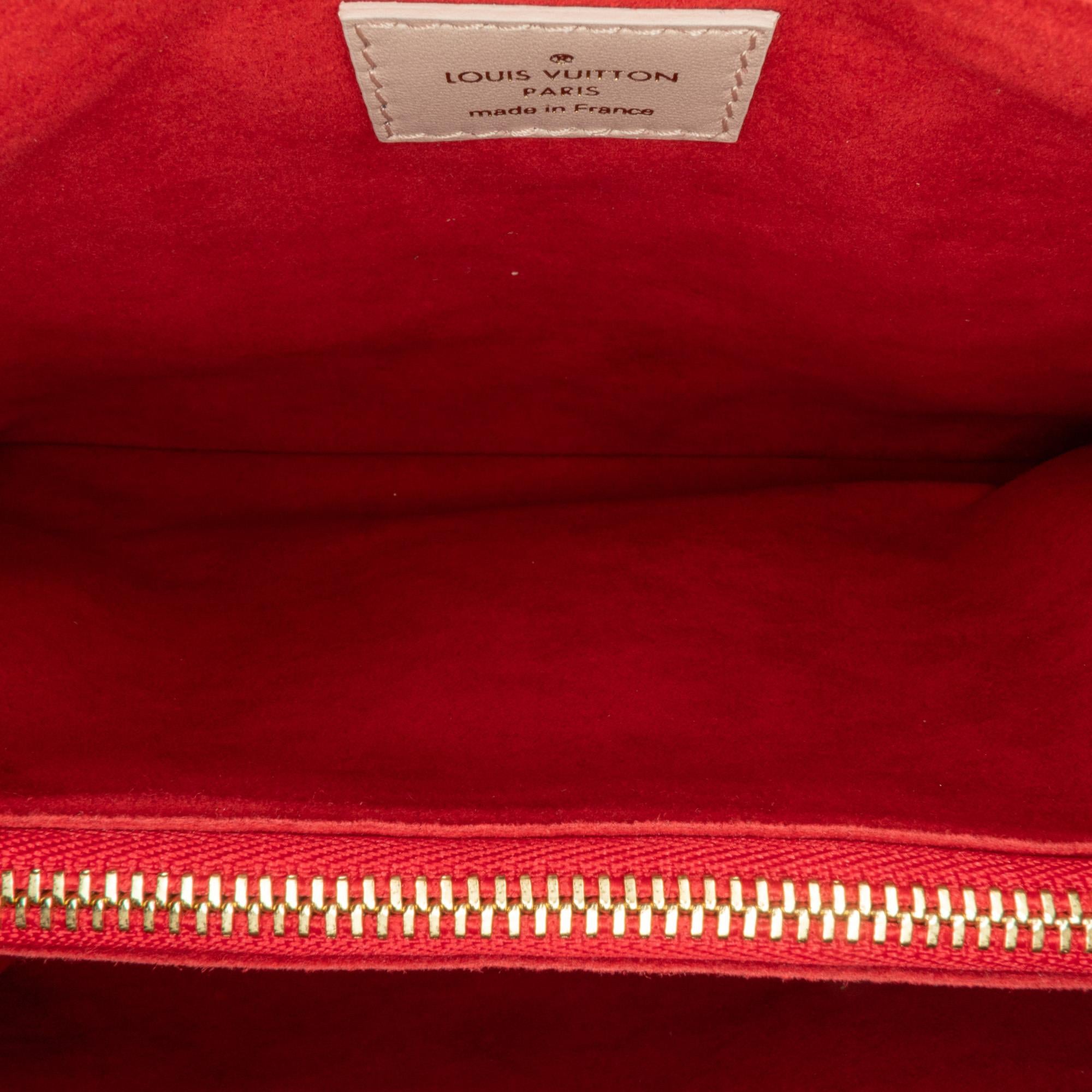 Louis Vuitton Monogram Fall In Love Coussin PM (SHG-5rP2ec)