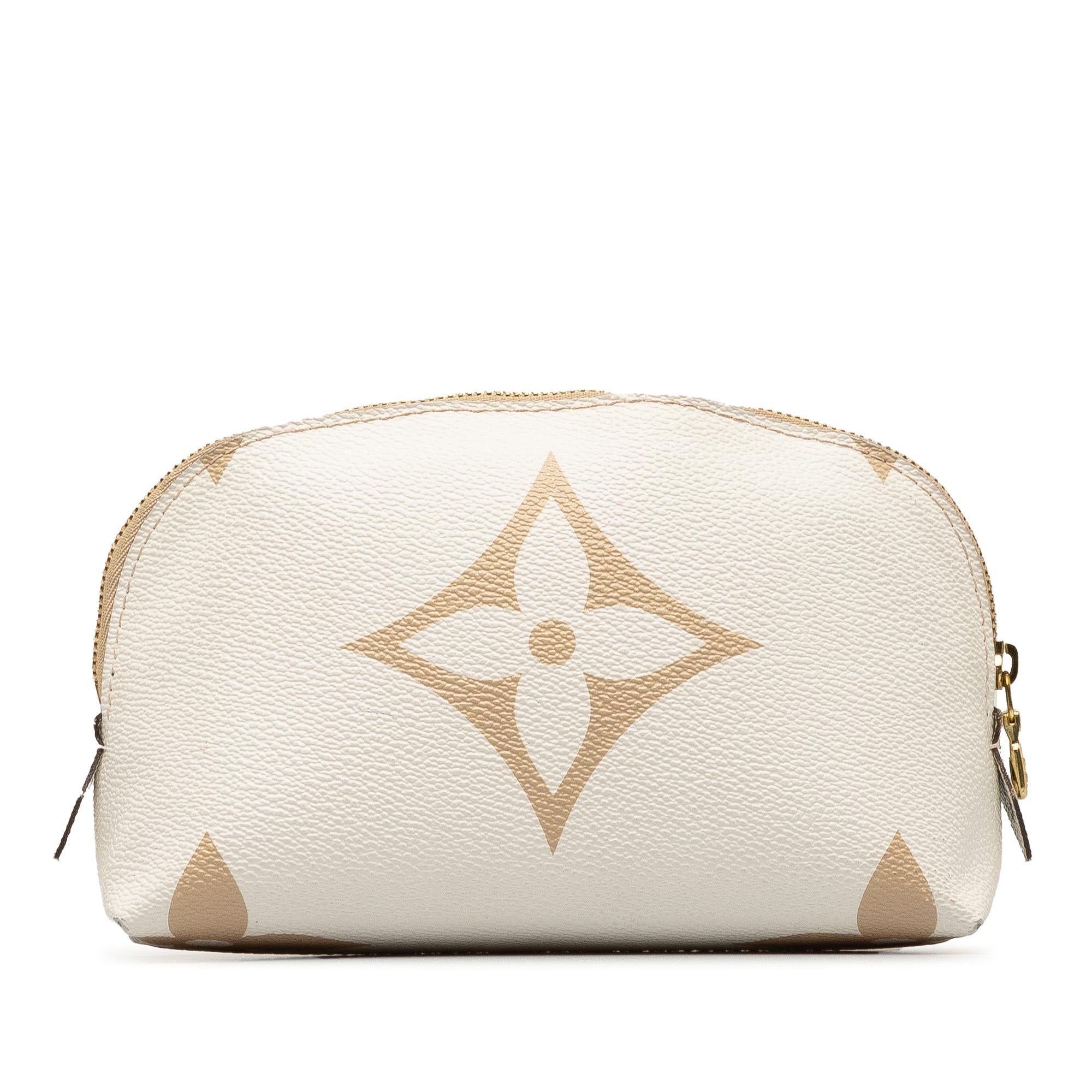 Louis Vuitton Monogram Giant Cosmetic Pouch (SHG-apgQGH)